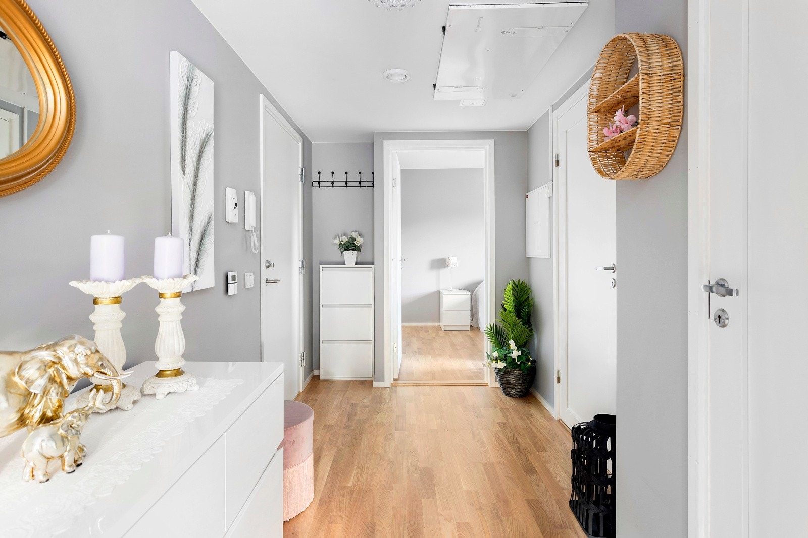 Innbydende entré med god plass til yttertøyet Galleribilde