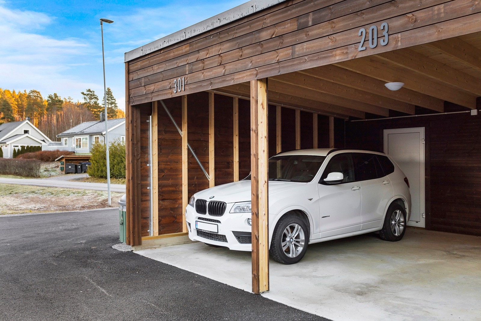 Her har du parkeringsplass i carport, samt muligheter for å parkere på fellestomta. Galleribilde