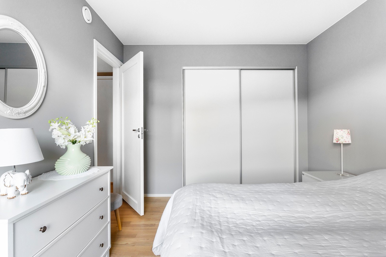 Skyvedørsgarderobe på soverommet Galleribilde