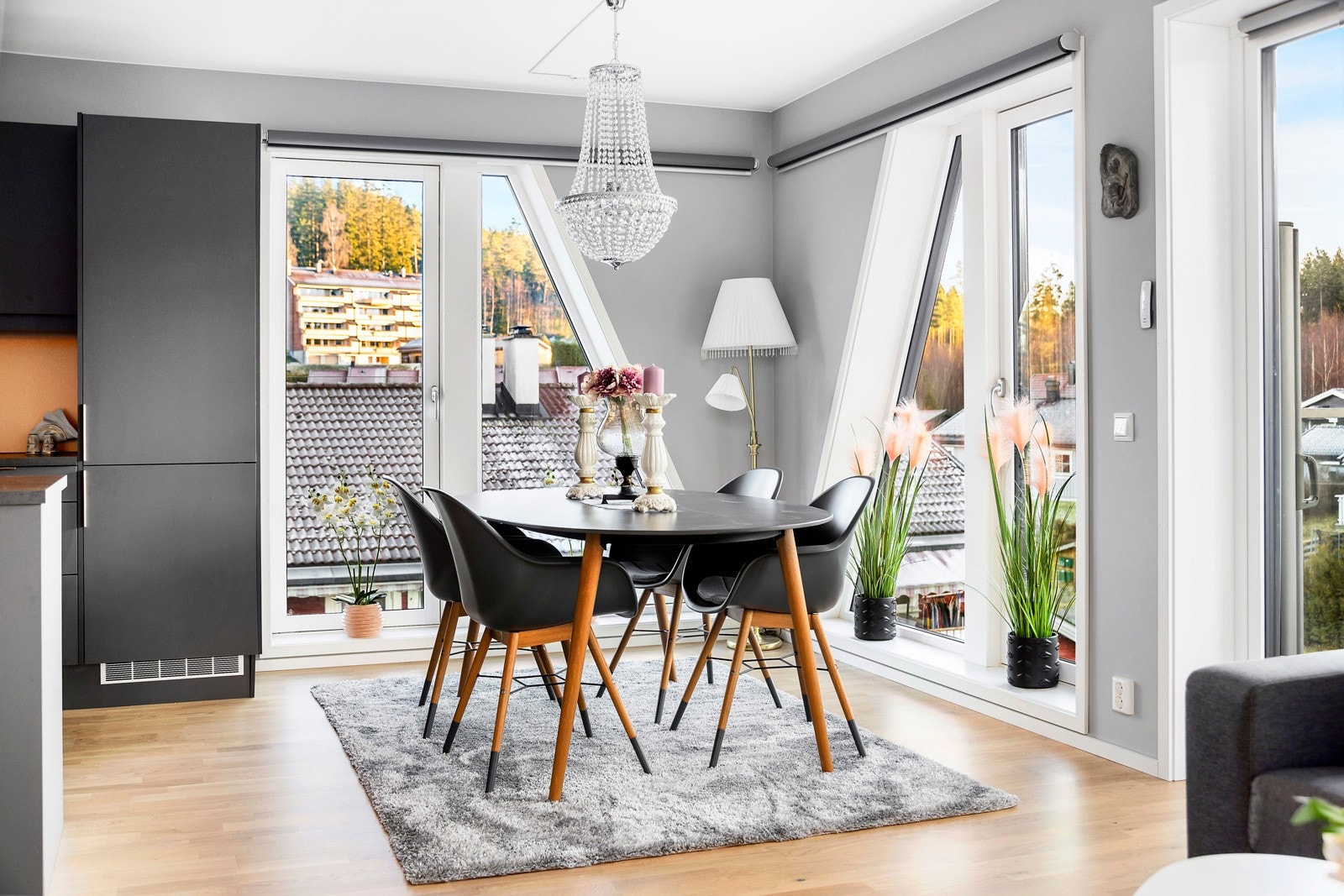 De store vindusflatene i stuen slipper inn godt med naturlig lys inn i leiligheten Galleribilde