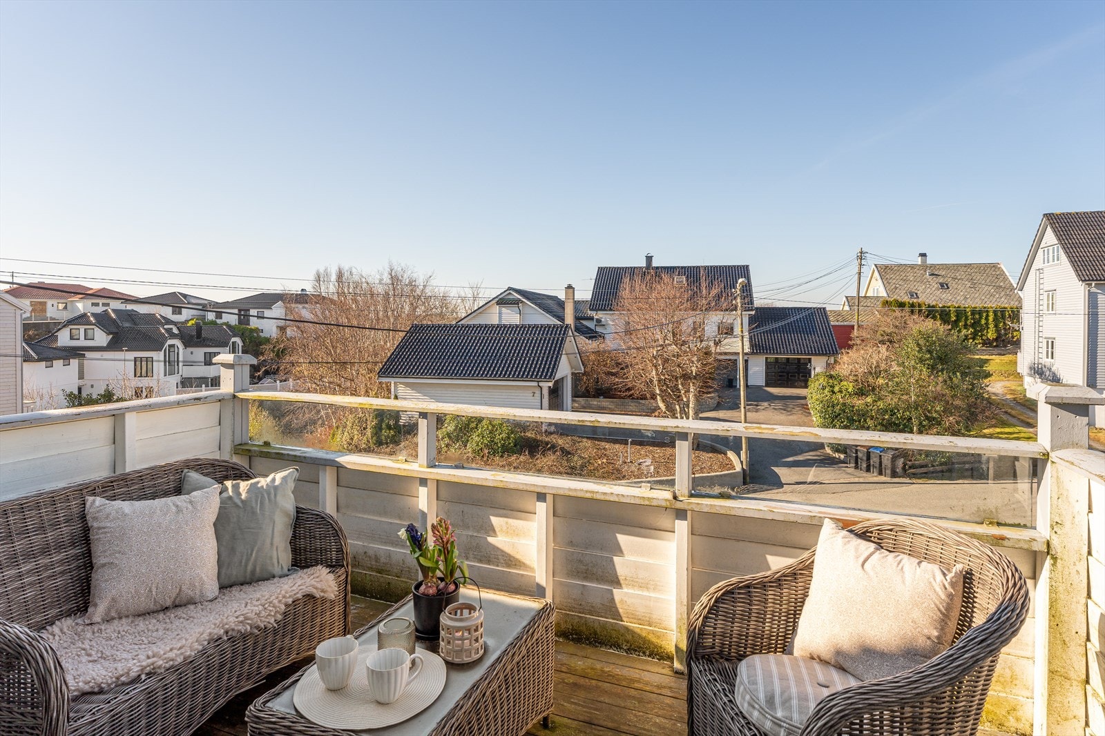 Fra stuen er det utgang til en solrik balkong med plass til utemøbler og grill, her kan man nyte flotte dager. Galleribilde