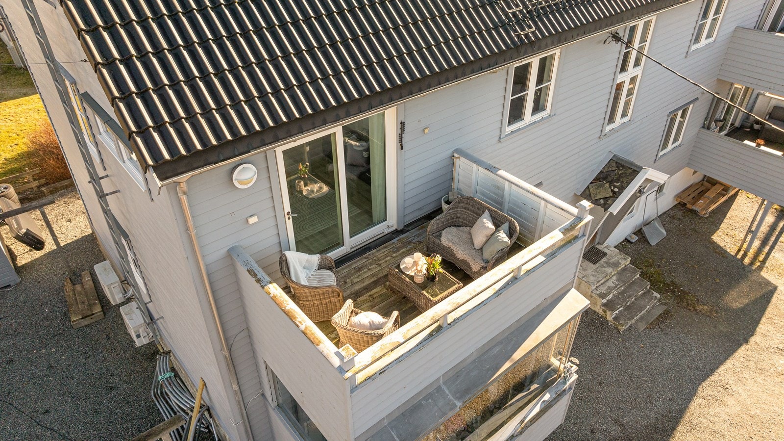 Borettslaget har pusset opp fasaden med ny kledning, tak og vinduer i 2014. Galleribilde