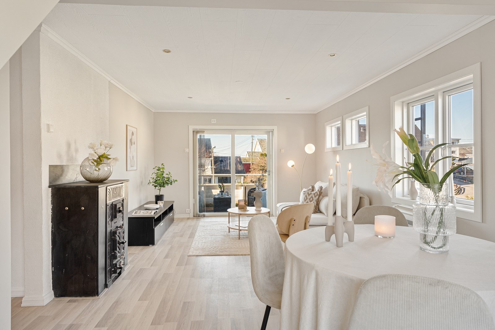 Romslig og lys stue med god plass til både spisebord med tilhørende stoler og sofagruppe. Galleribilde