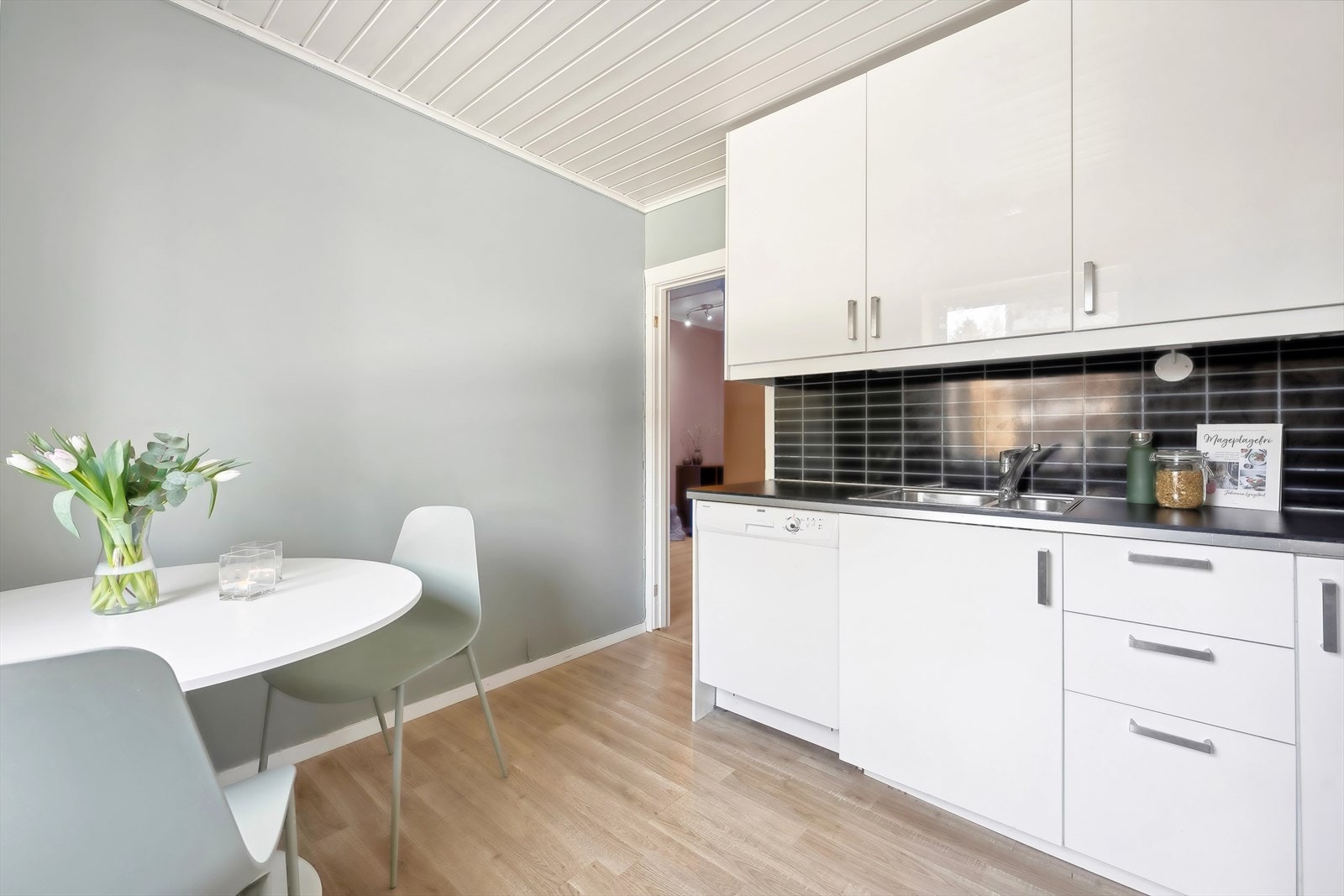 Innredningen er fra 2015 og har godt med oppbevaringsplass i skap og skuffer med glatte fronter, samt godt med benkeplass. Galleribilde