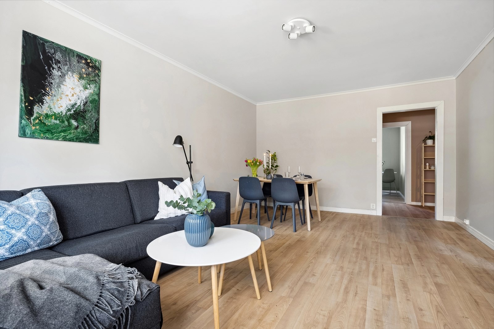 Stuen er overflateoppusset i 2024 med flotte, tidsriktige farger. Galleribilde