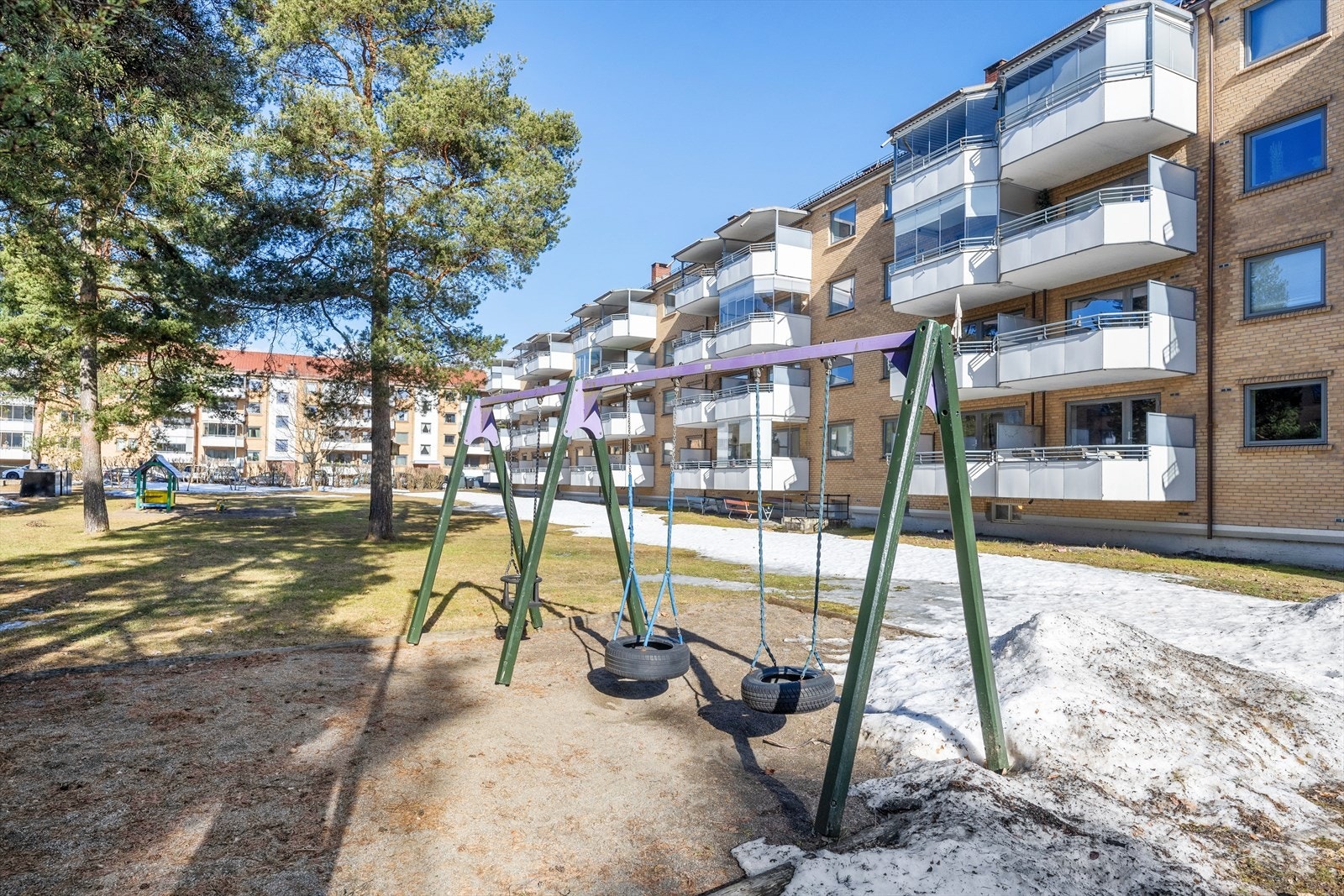 Kombinasjonen av god infrastruktur i nærområdet, og nærhet til tur- og servicemuligheter gjør dette området til et spesielt godt bomiljø for folk i alle aldre. Galleribilde