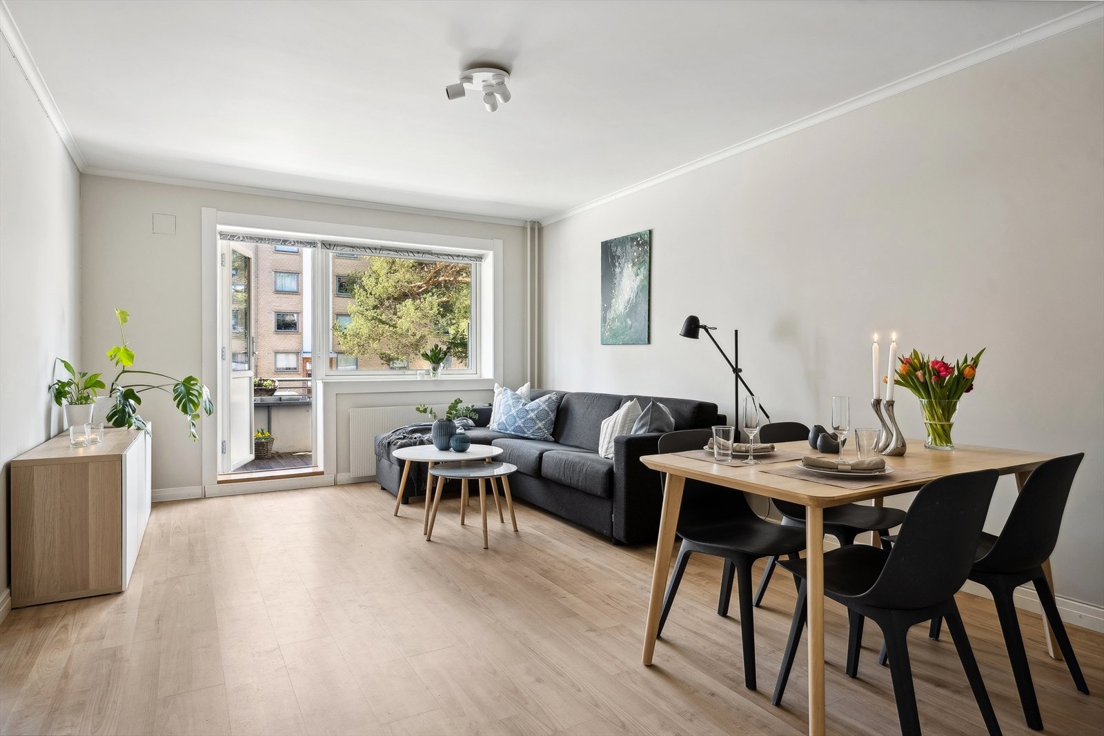 Med sin gode møbleringsfrihet er det plass til en hyggelig sofakrok, ønsket medie- og oppbevaringsmøblement, samt et spisebord. Galleribilde