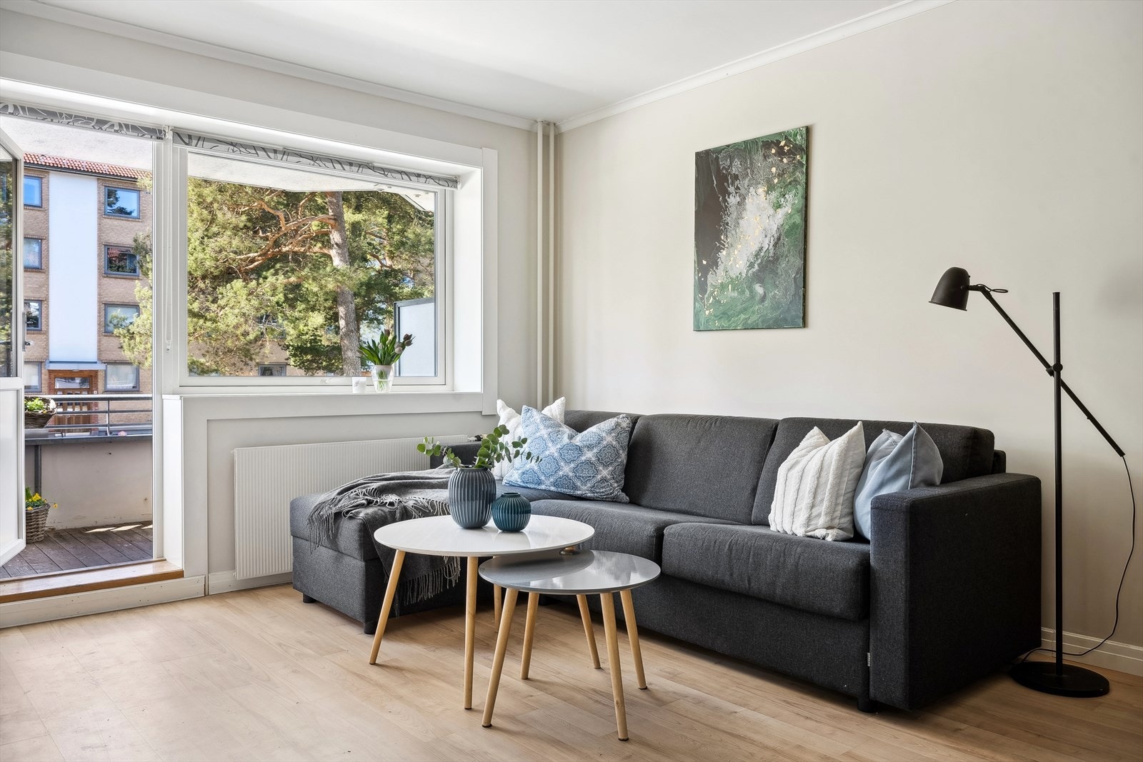 Stuens gode utforming gjør det enkelt å dele inn oppholdsrommet i ulike soner. Galleribilde