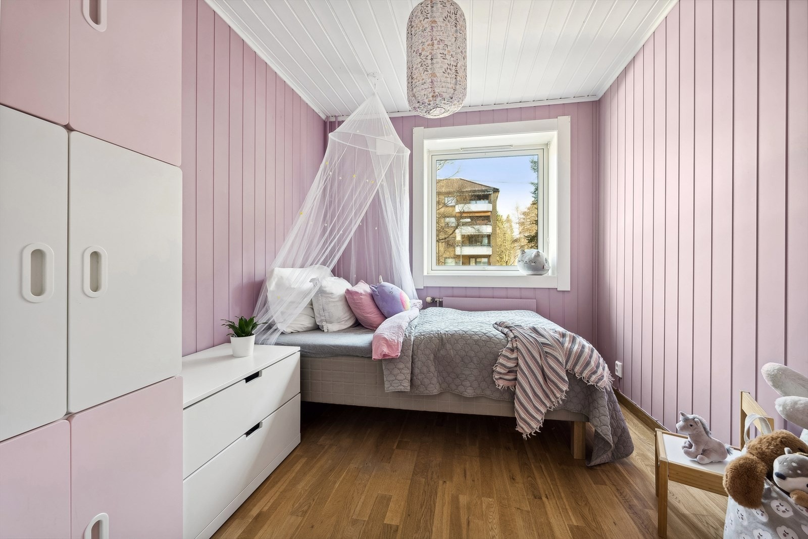 Begge soverommene har god plass til seng, nattbord og annet ønskelig møblement. Galleribilde