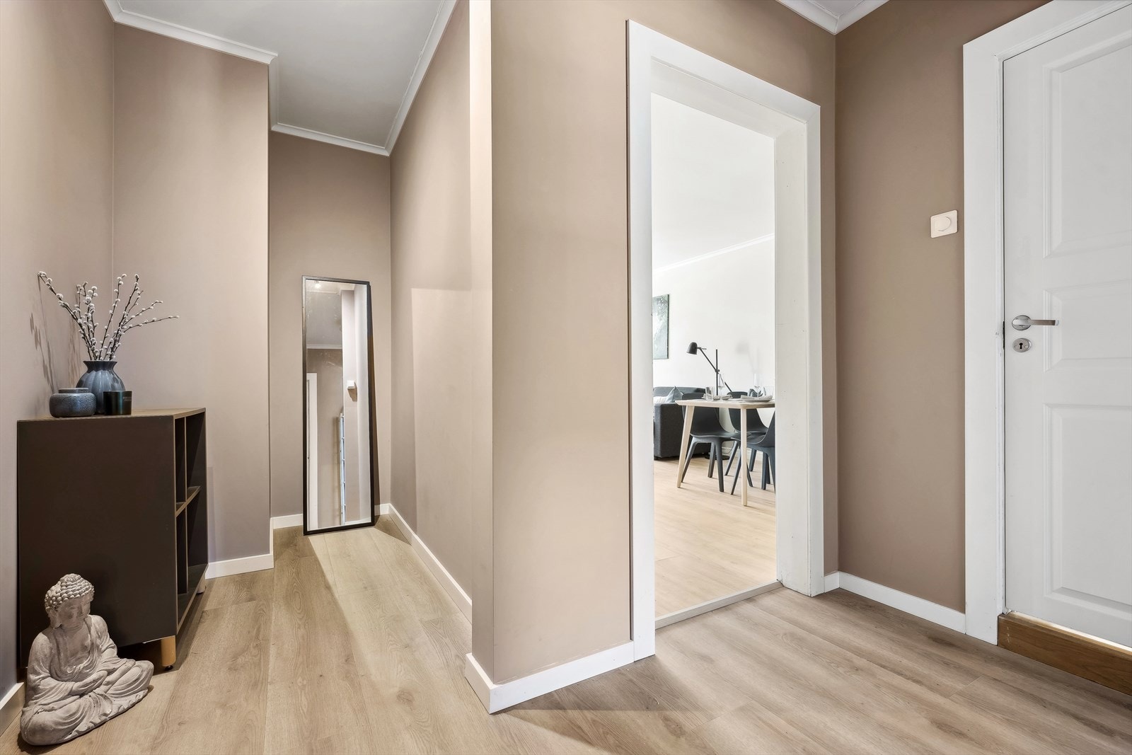 Velkommen inn! Gangen ble oppgradert med nytt gulv og malte overflater i 2023. Leiligheten er tilknyttet felles callinganlegg. Galleribilde