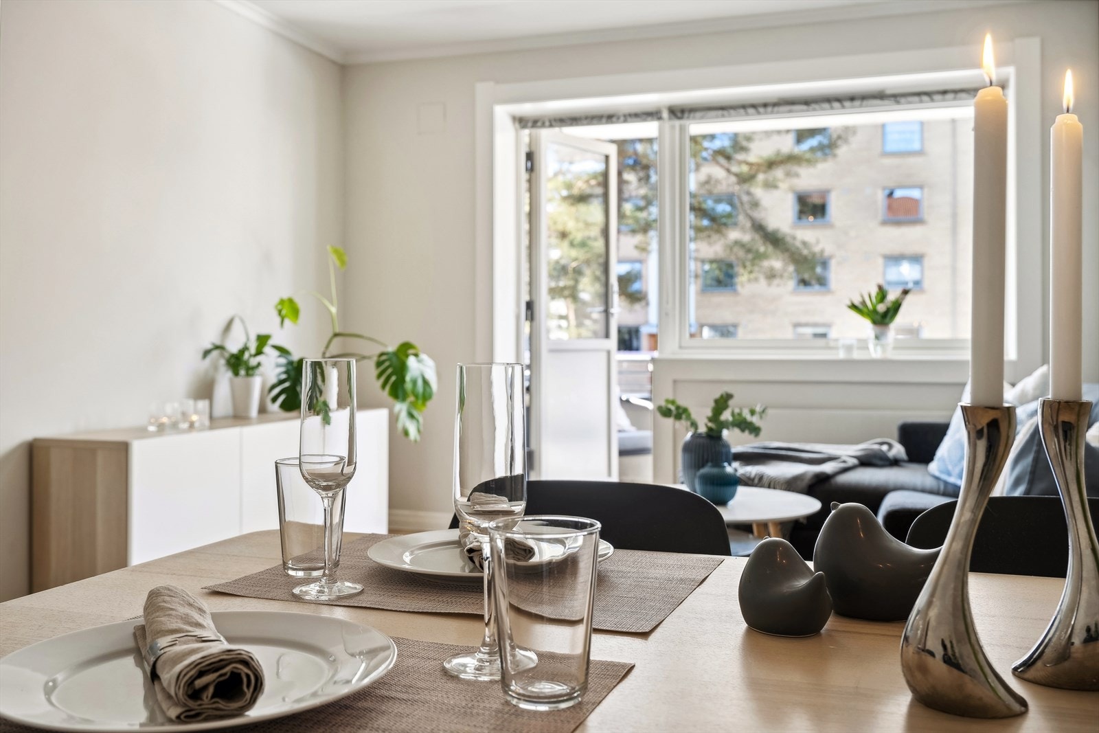 De store vindusflatene, sammen med balkongdøren, sørger for rikelig med naturlig lys og en luftig romfølelse. Galleribilde