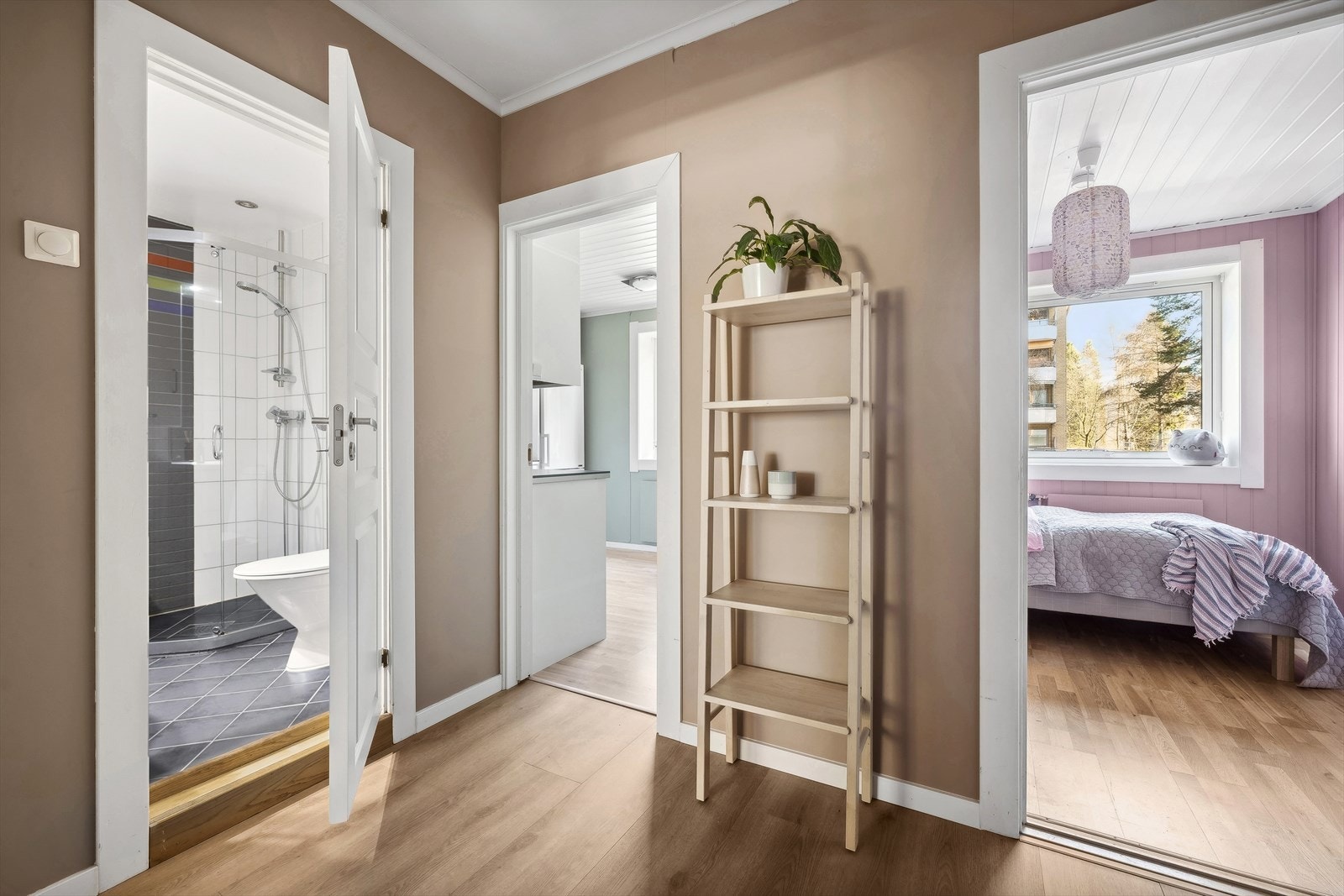 Når du entrer leiligheten blir du møtt av en innbydende entré med plass til å henge fra seg yttertøy og sette fra seg sko Galleribilde