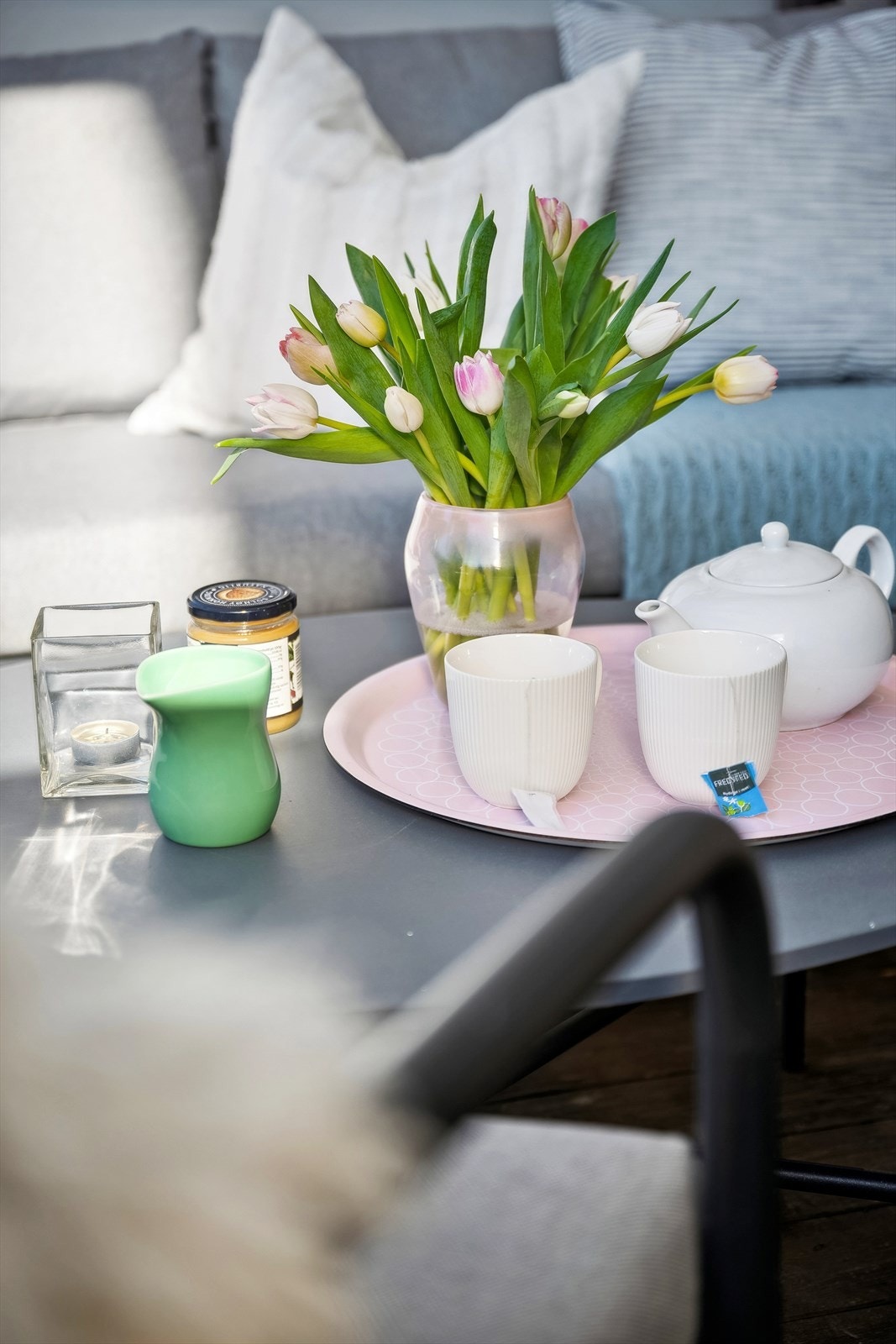 Balkongen oppleves som et ekstra bruksrom på varme og solfylte sommerdager. Galleribilde