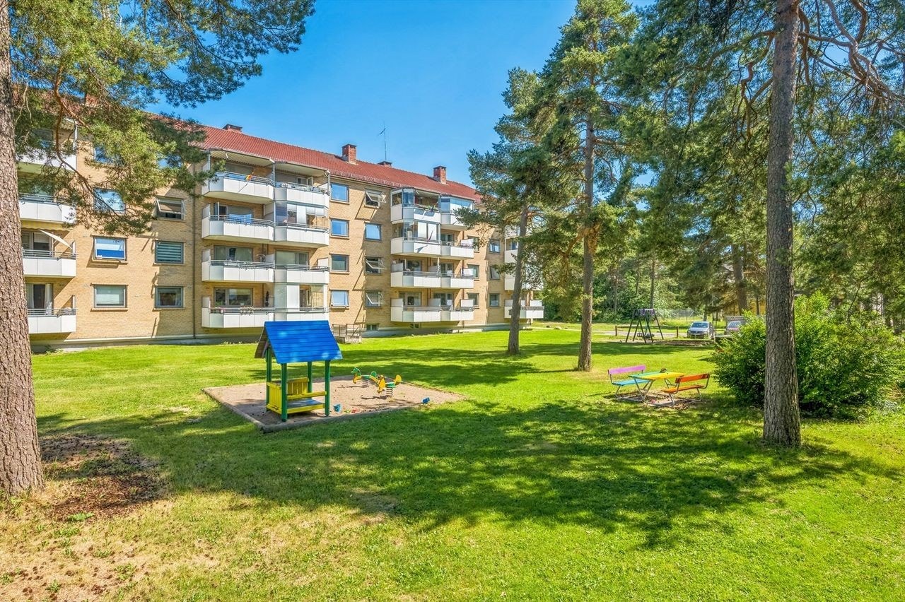 Solbergliveien 91 a har en sentral og attraktiv beliggenhet på populære Skøyenåsen/Oppsal sydøst for Oslo sentrum. Boligområdet ligger i naturskjønne omgivelser. Dagligvarehandelen kan man gjøre på blant annet Rema 1000 (2 minutters gange unna). Galleribilde