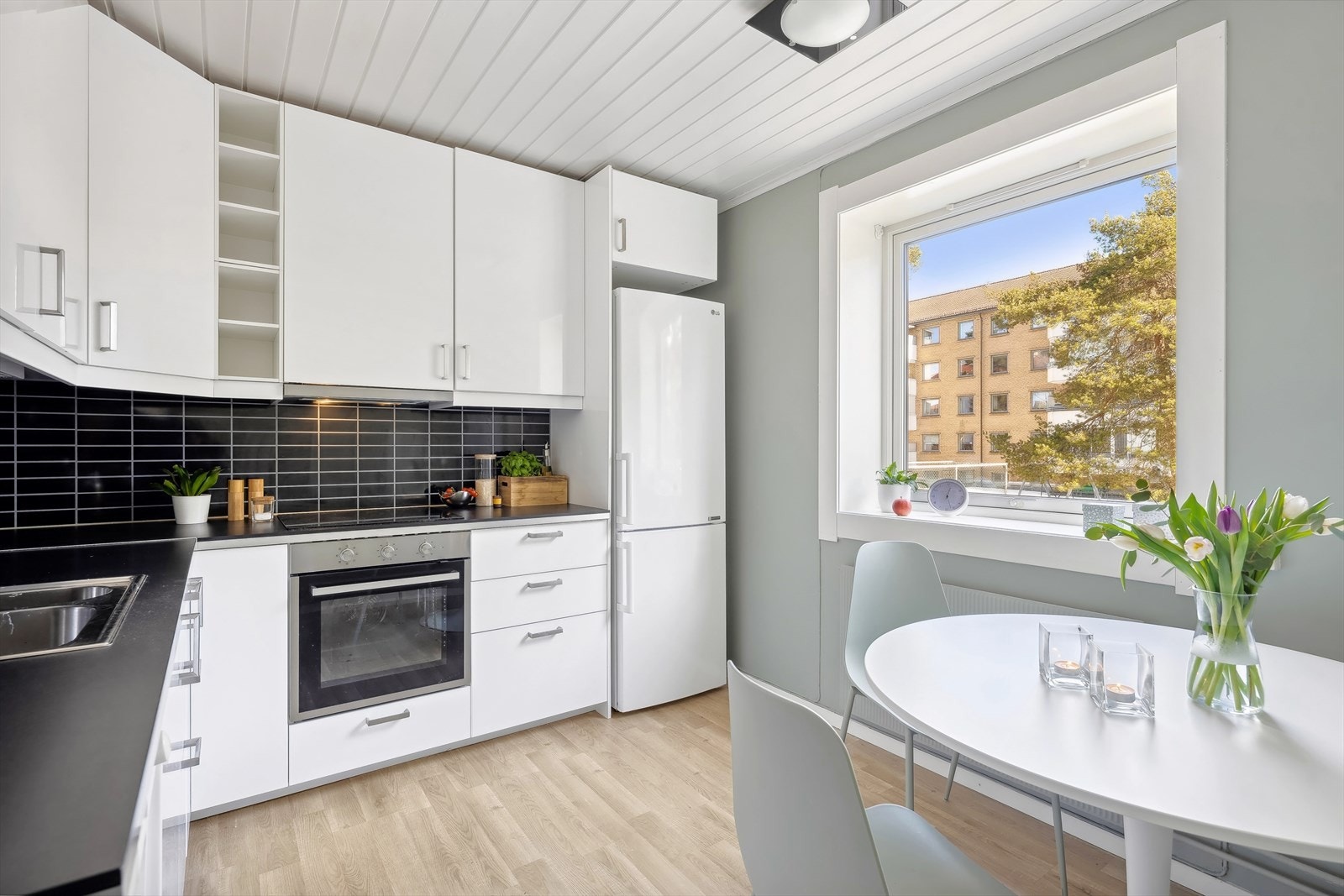 Det flotte kjøkkenet ble i 2024 overflateoppusset med slette overflater og flotte farger. Galleribilde