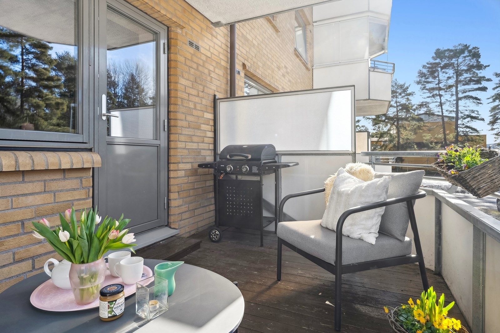 Utgang fra stuen til en solrik og vestvendt balkong på hele 8,5 kvm med ettermiddags- og kveldssol. Galleribilde