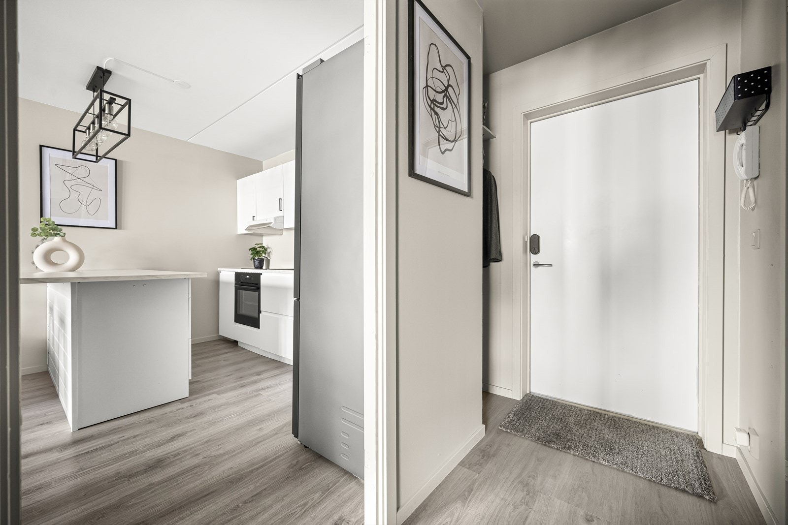 Pen og innbydende entré med nisje til oppheng av yttertøy. Galleribilde