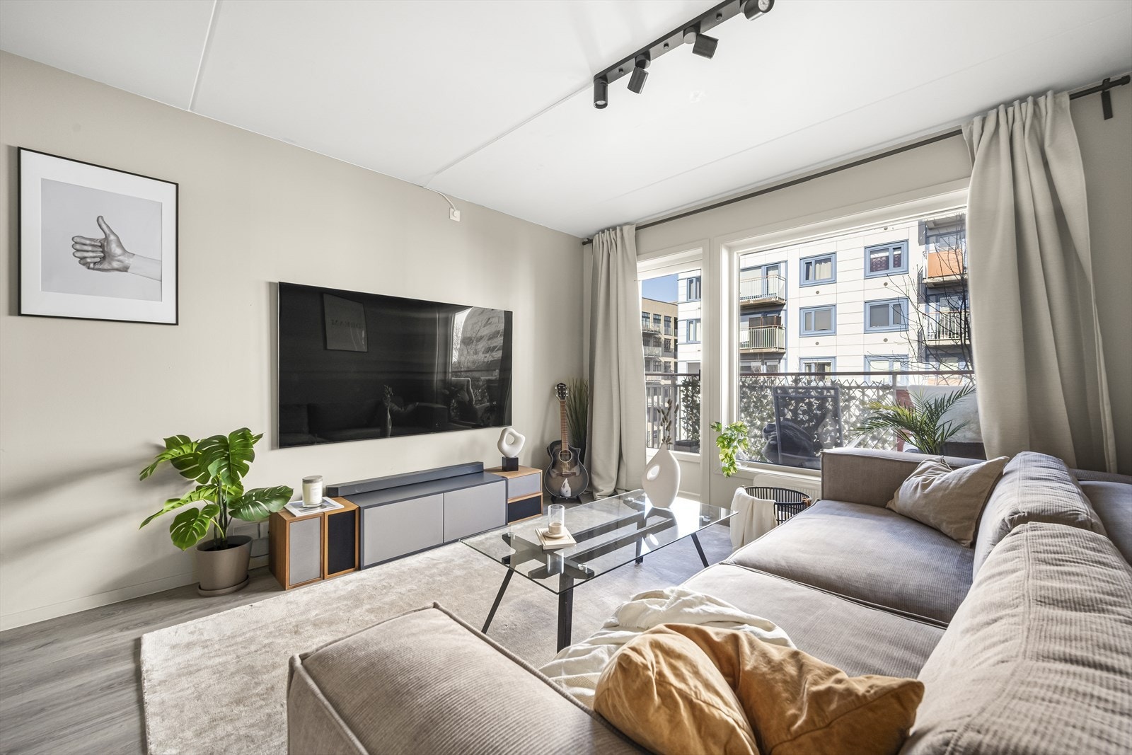 Det er vinduer og balkongdør med 2-lags isolerglass. Galleribilde