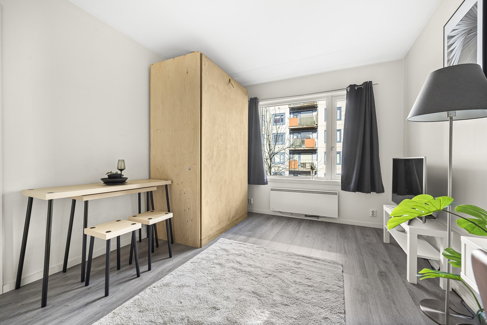 Lys stue med plass til sofagruppe samt tilhørende møbler. Galleribilde