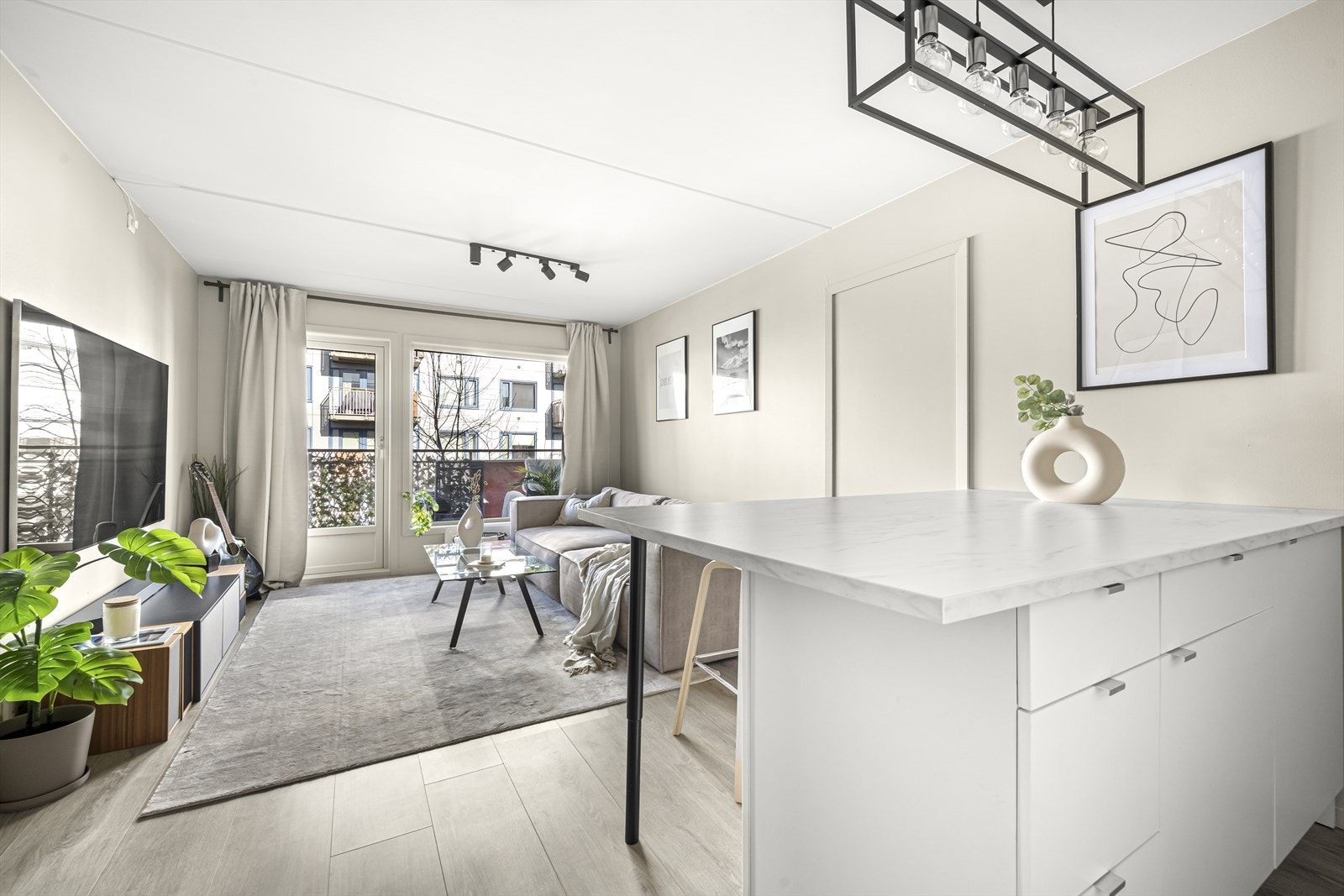 Leiligheten har en meget sentral og attraktiv beliggenhet på Carl Berner/Rosenhoff. Her har du tilgang til alt du trenger i hverdagen, som blant annet nærbutikker, kaféer, restauranter, grøntarealer og treningssentre. Galleribilde