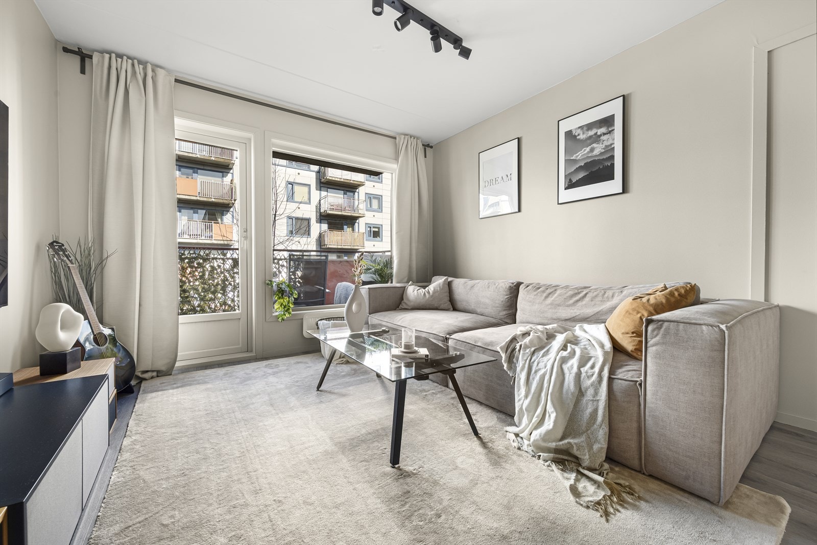 I stuen er det god plass til sofagruppe med tilhørende møblement. Veggen er malt i delikate soothing beige. Galleribilde