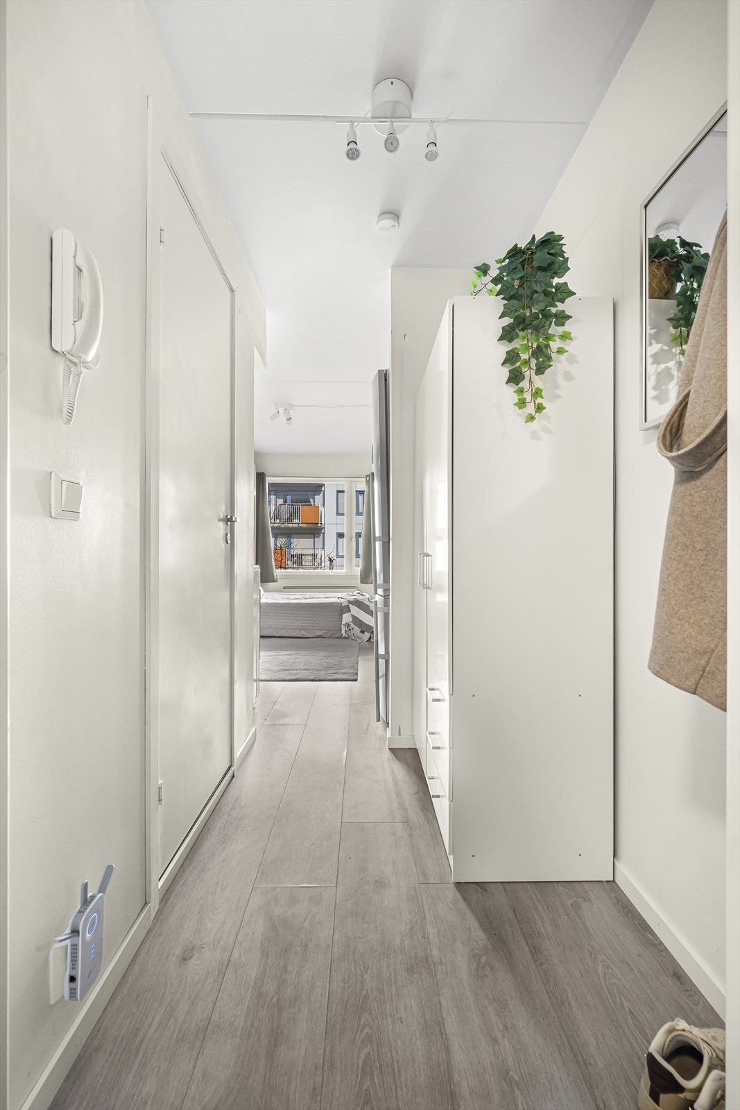 UTLEIEDEL: Velkommen inn til en lys og flott hybel på ca. 20 kvm. Utleiedelen har egen inngang med callinganlegg. I entré kan du enkelt henge i fra deg yttertøy og sko. Galleribilde
