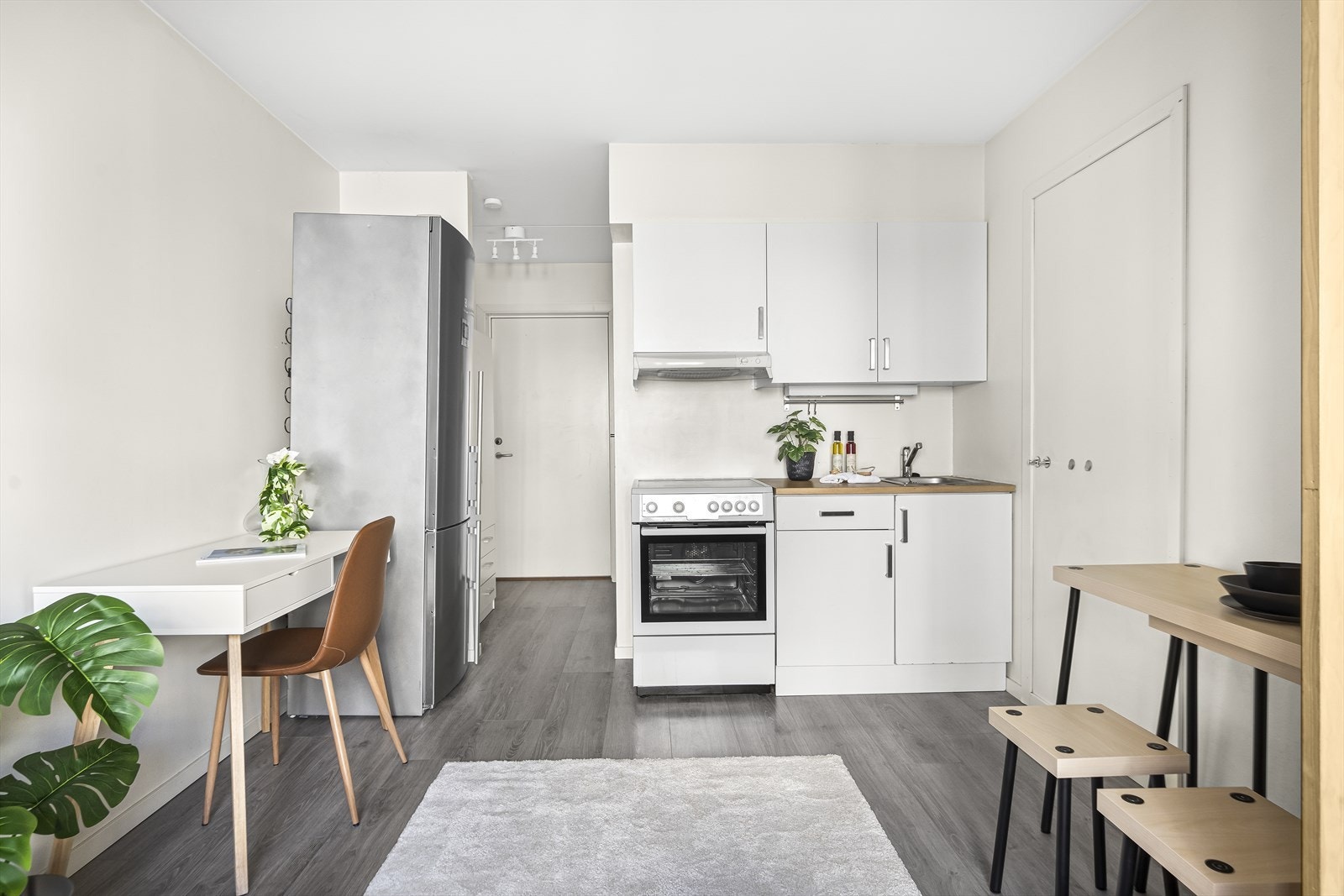 Kjøkkenet har glatte fronter og laminat benkeplate med nedfelt vask- og skyllekum. Galleribilde