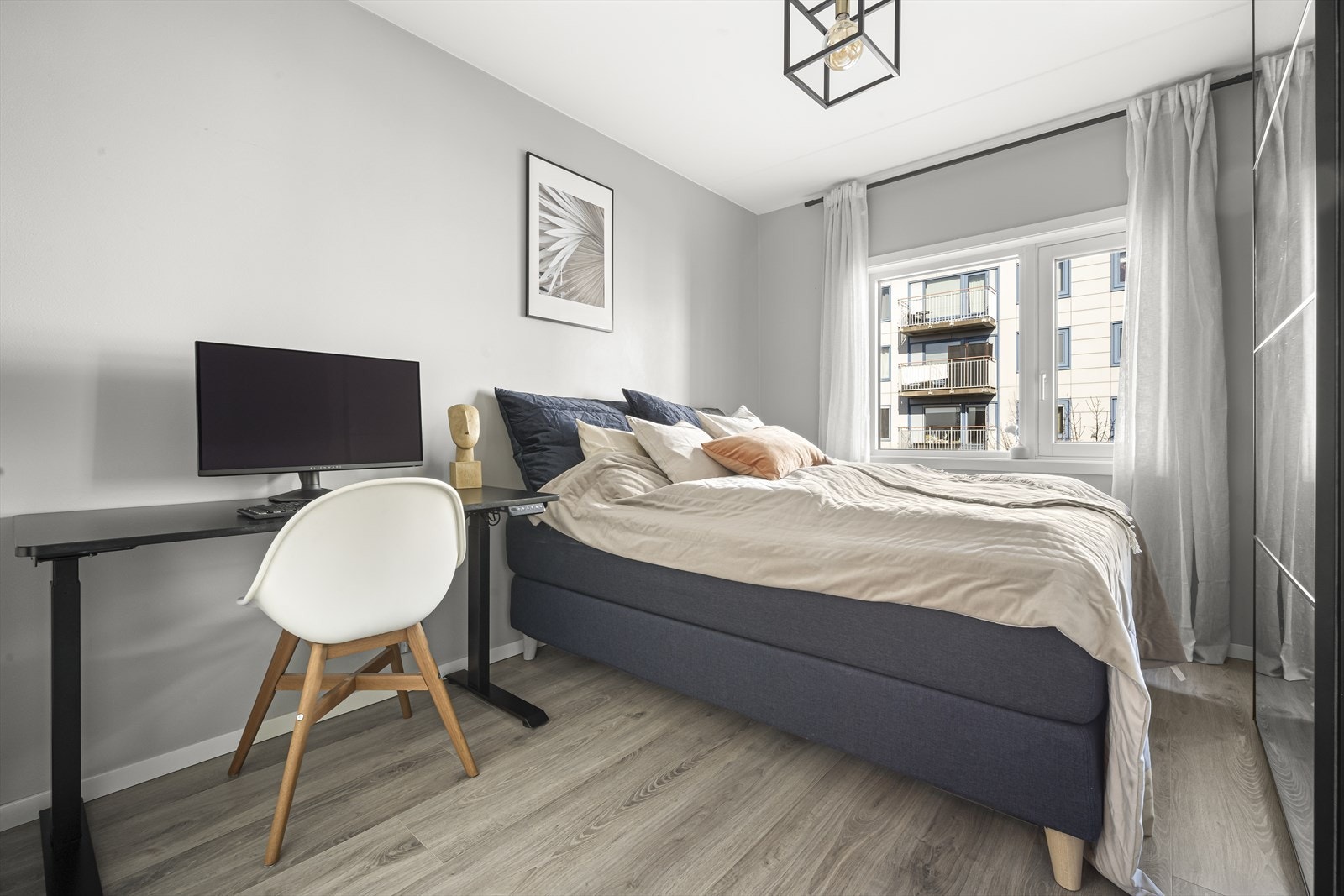 Soverommet er av god størrelse med plass til dobbeltseng, nattbord og tilhørende møbler. Galleribilde