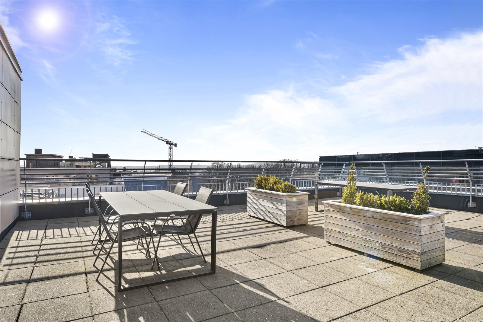 Beboerne i borettslaget har tilgang til en felles takterrasse med panoramautsikt over Oslo. Galleribilde