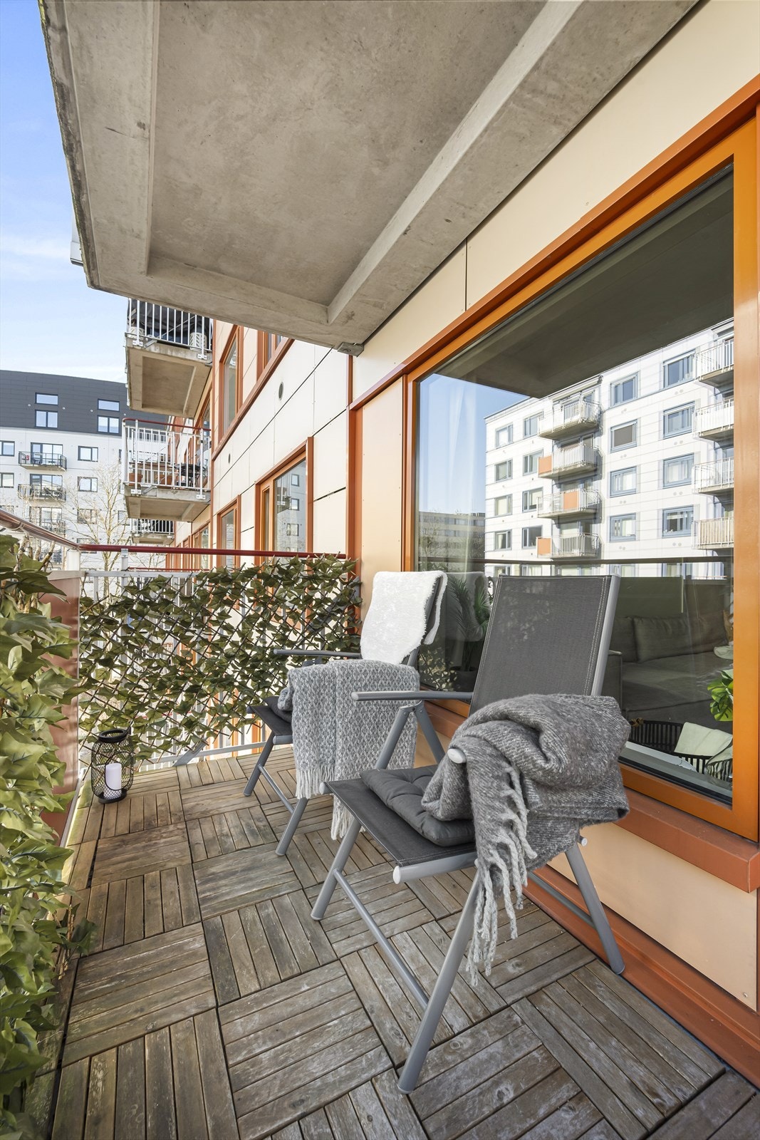 Fra stuen er det utgang til en herlig balkong. Her kan du enkelt innrede med utemøbler, planter og gass-/elektrisk grill. Galleribilde