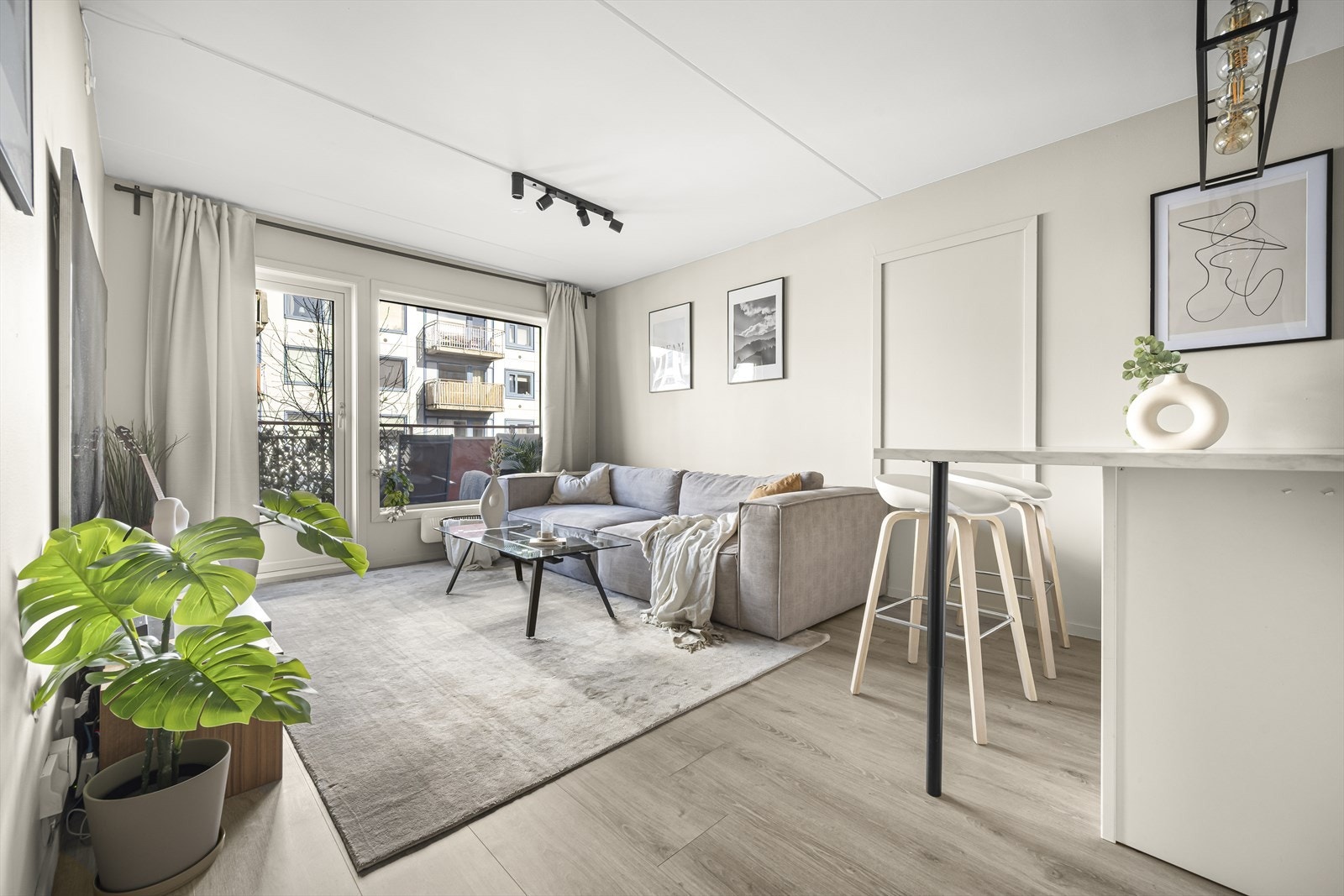 Velkommen inn til denne delikate stuen hvor farger og interiør blender helt perfekt, og byr på en meget behagelig atmosfære. Galleribilde