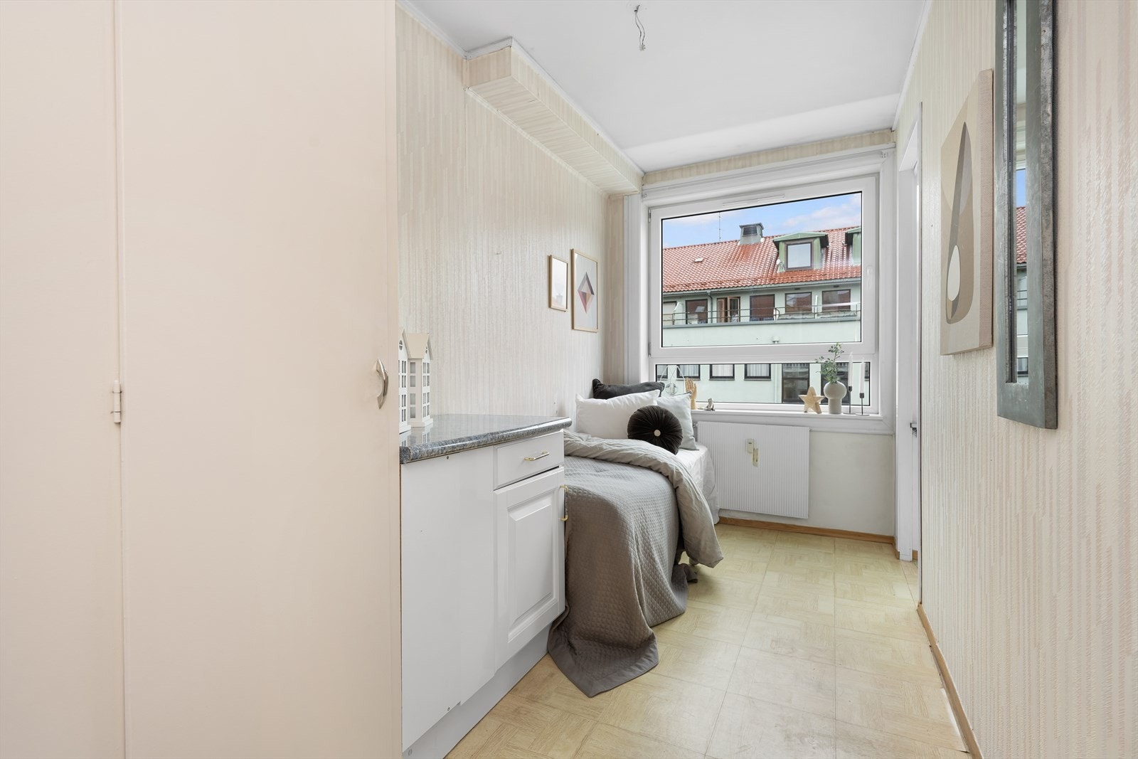 Soverom 2 er lyst og luftig med god plass til innredning av seng og nattbord. Galleribilde