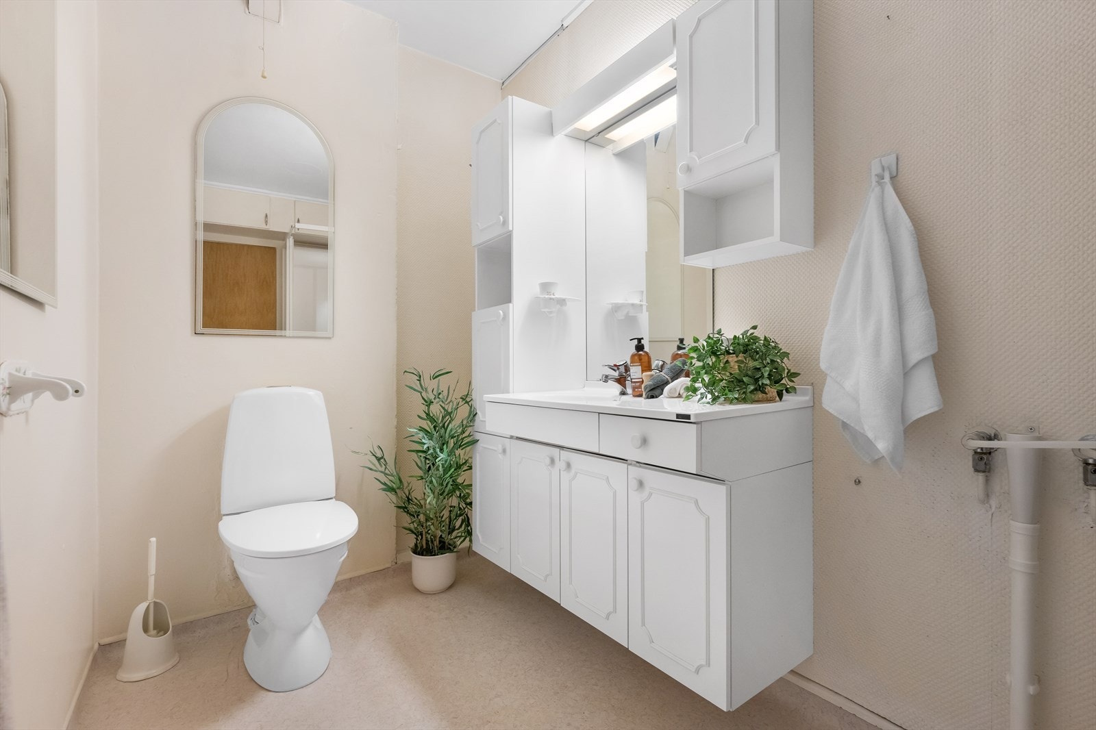 Badet er utført med gulvbelegg og tarpet på veggflater. Galleribilde