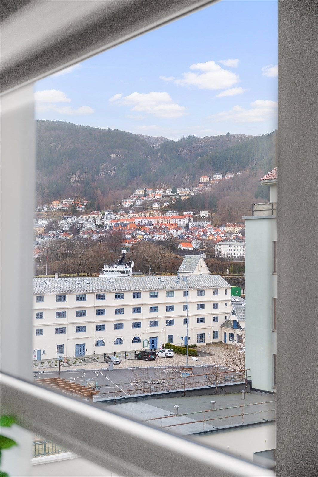 Fra vinduet har man nydelig utsikt mot Sandviken og utover nærområdet. Galleribilde