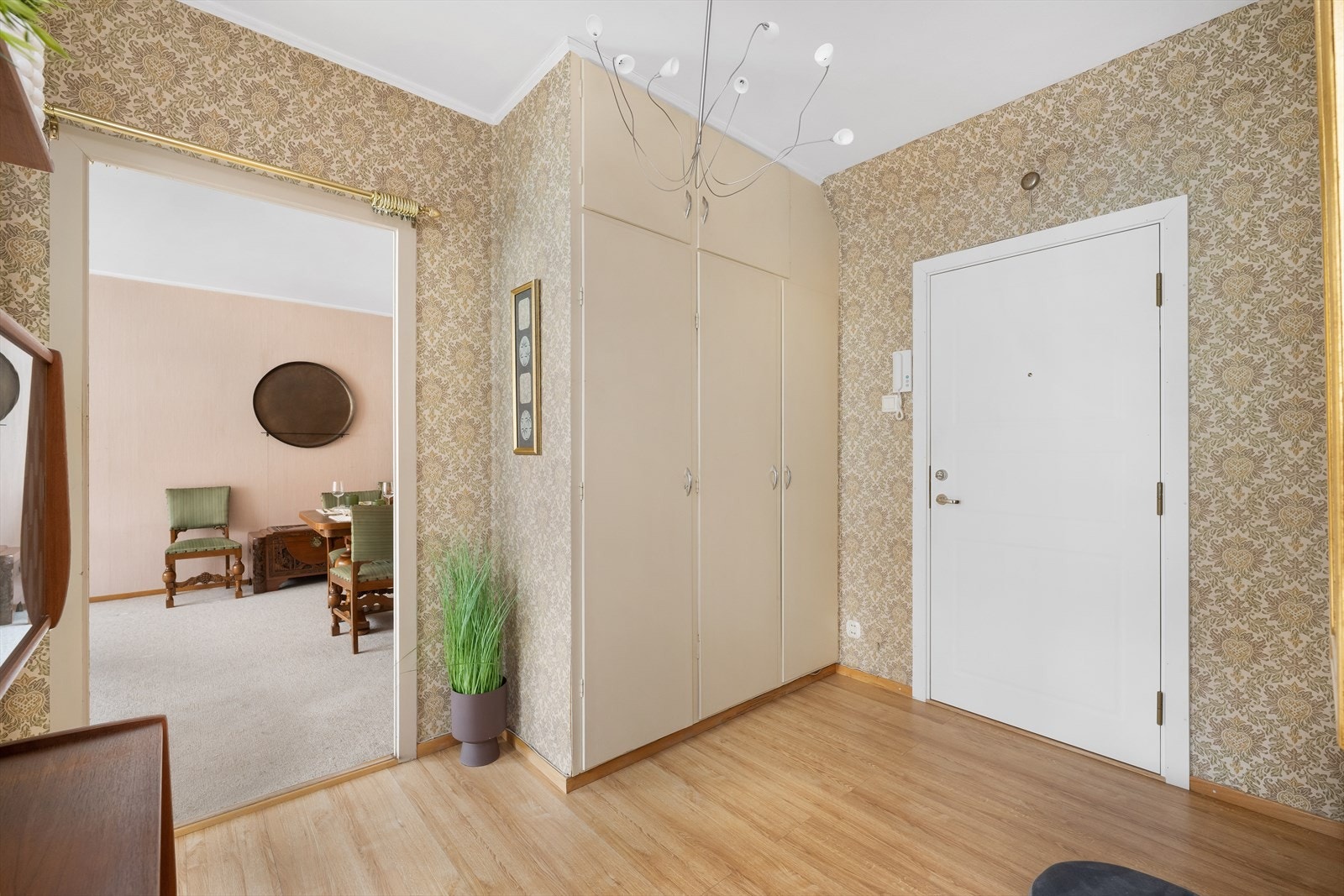 Entrèen er lys og trivelig med god plass til å sette fra seg sko og henge yttertøy i store, innebygde garderobeskap. Galleribilde