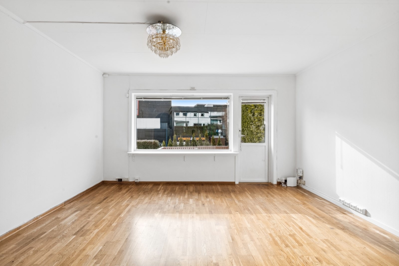 De store vindusflatene i stuen slipper inn rikelig med naturlig sollys. Galleribilde
