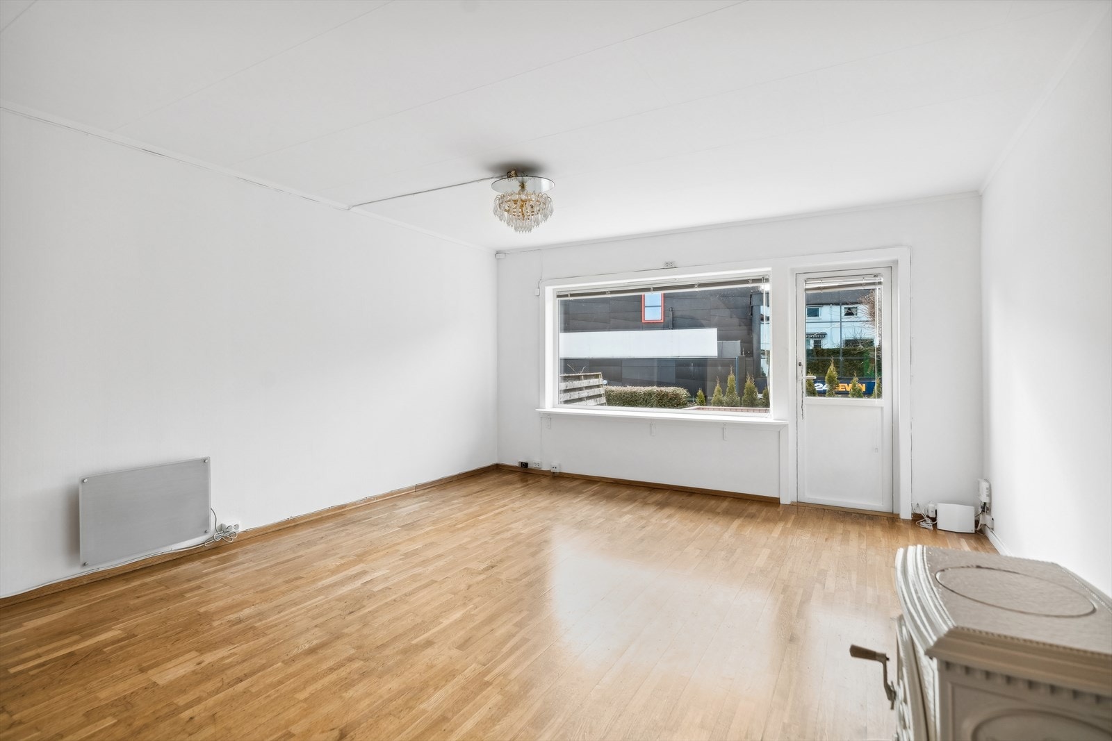 Fra stuen er det utgang til en solrik uteplass på ca. 27 kvm. Galleribilde
