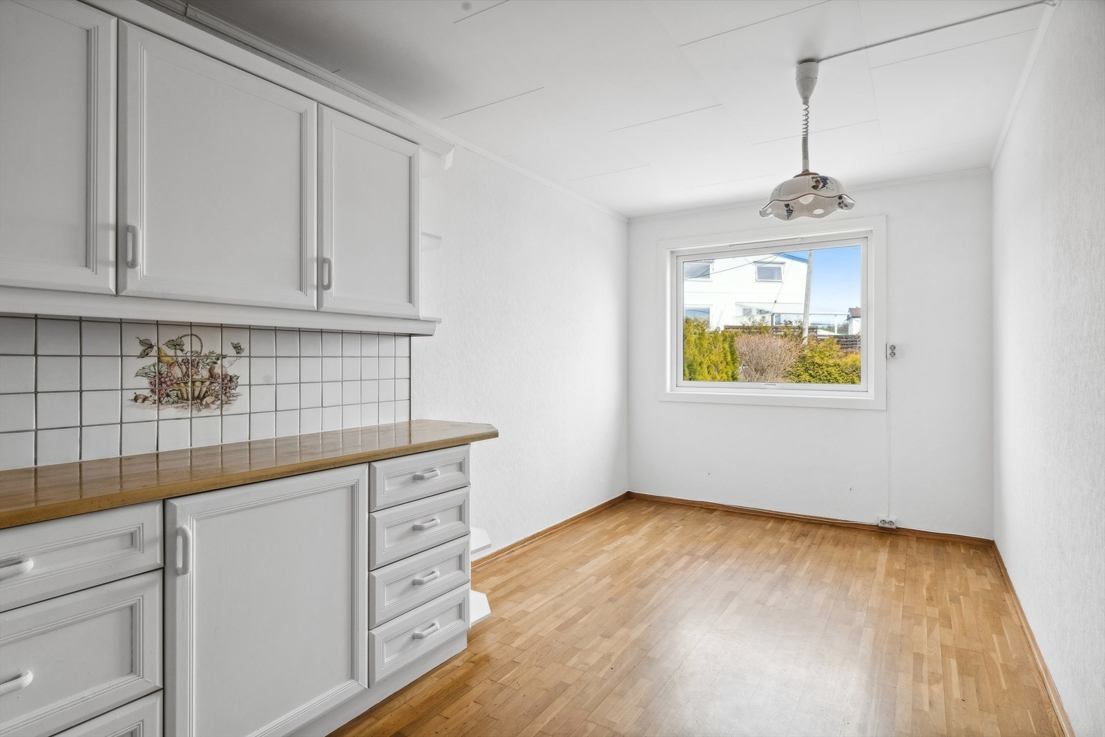 Det er god plass til spisebord på kjøkkenet. Galleribilde