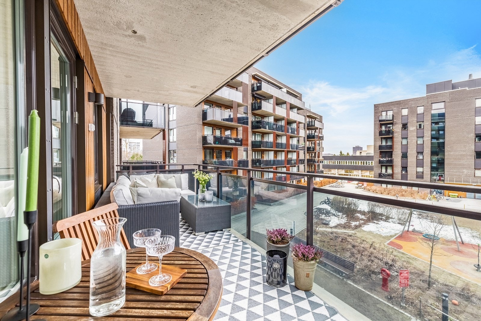 - Spireaveien 4C - Presentert av Stian Larsen v/Nordvik Bolig . Hyggelig balkong med gode solforhold - Galleribilde