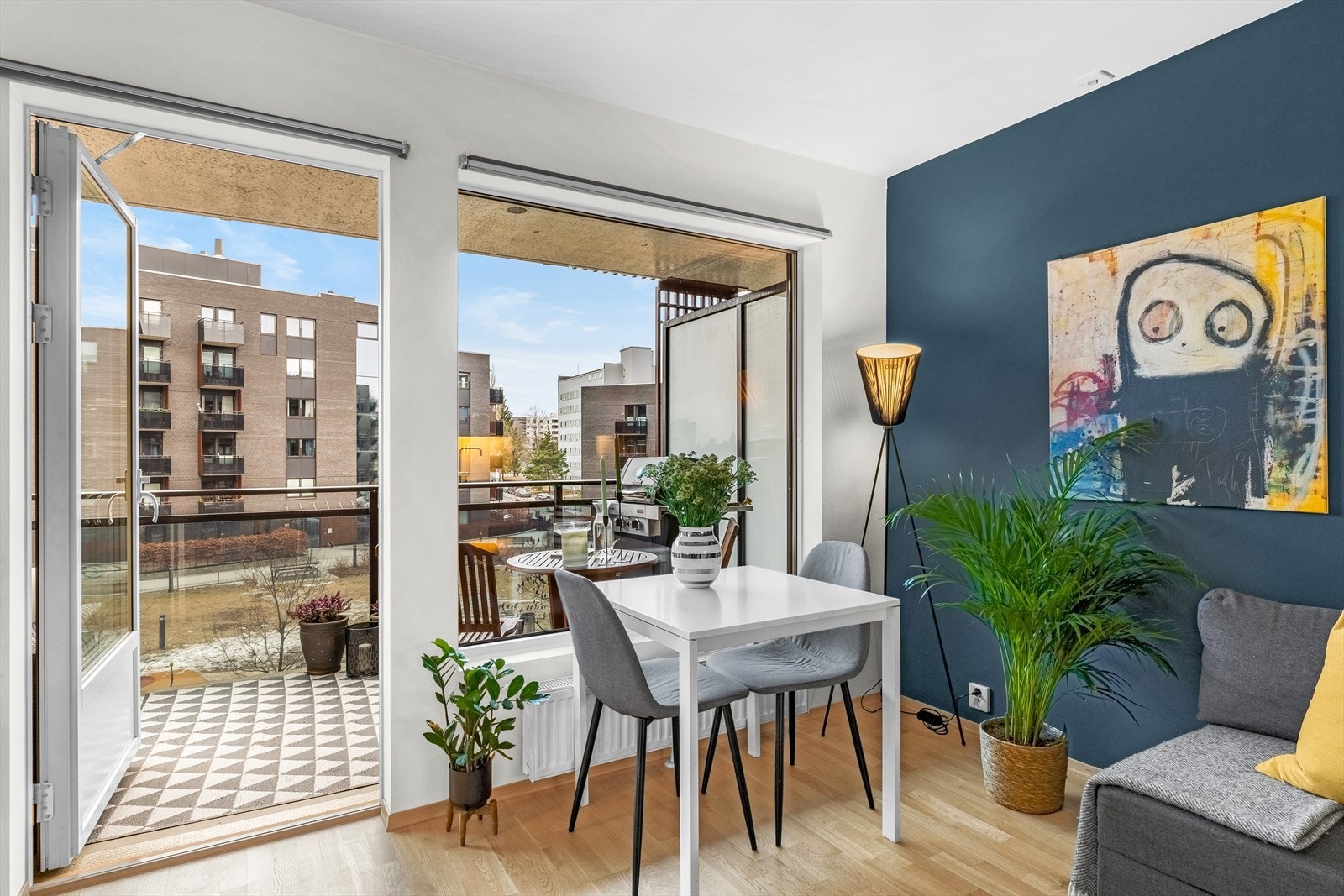 - Spisebord med utsikt til balkongen - Galleribilde