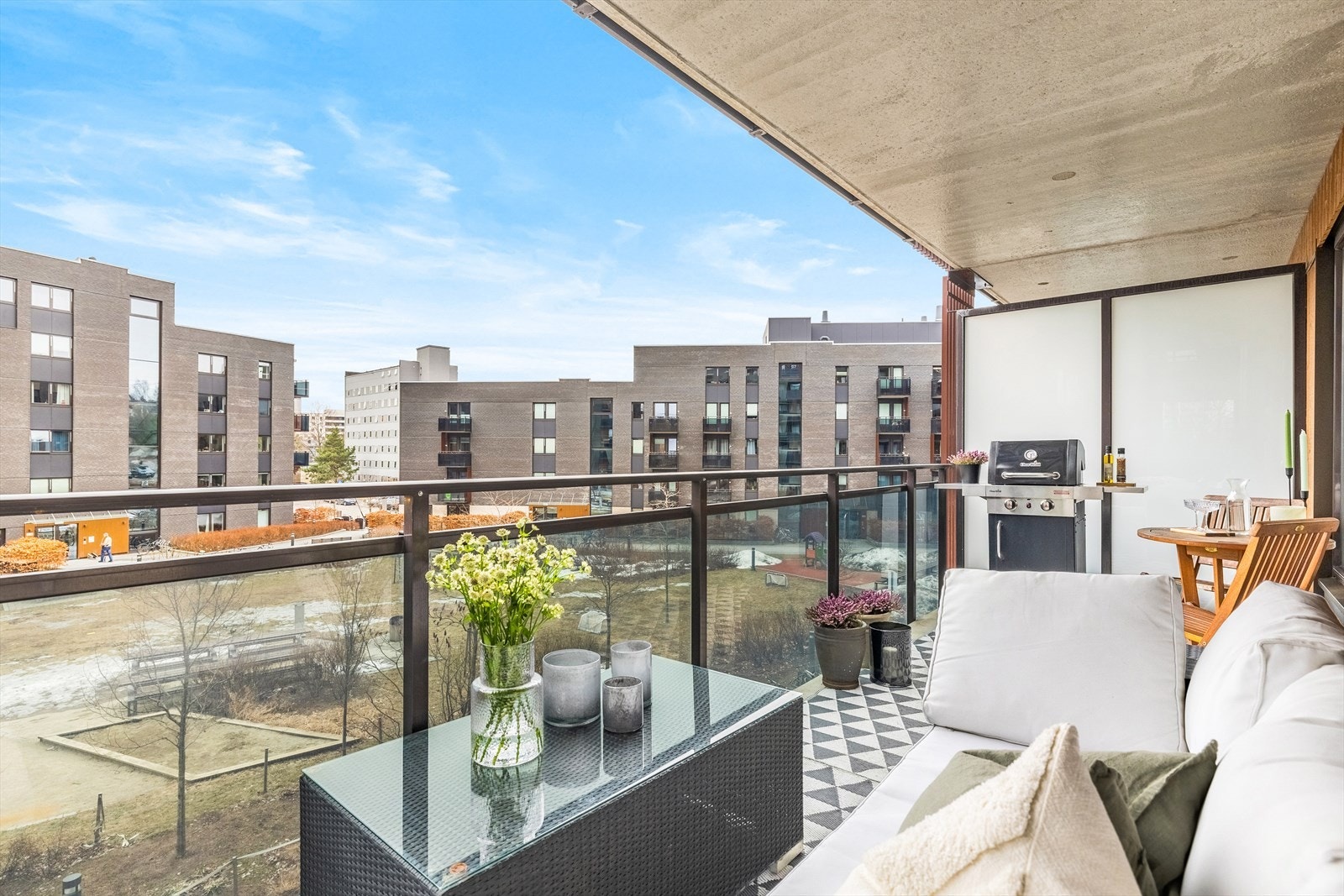 - Stor balkong med gode solforhold beliggende mot hyggelige fellesområder - Galleribilde