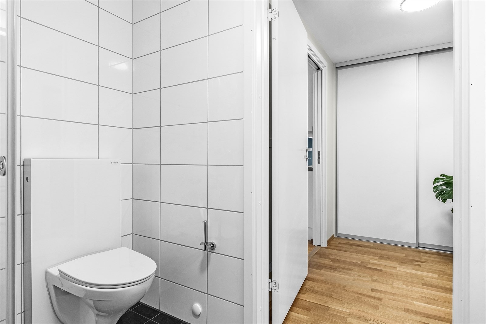 - Badet består av servant, servantskap, wc og innfellbare dusjvegger - Galleribilde