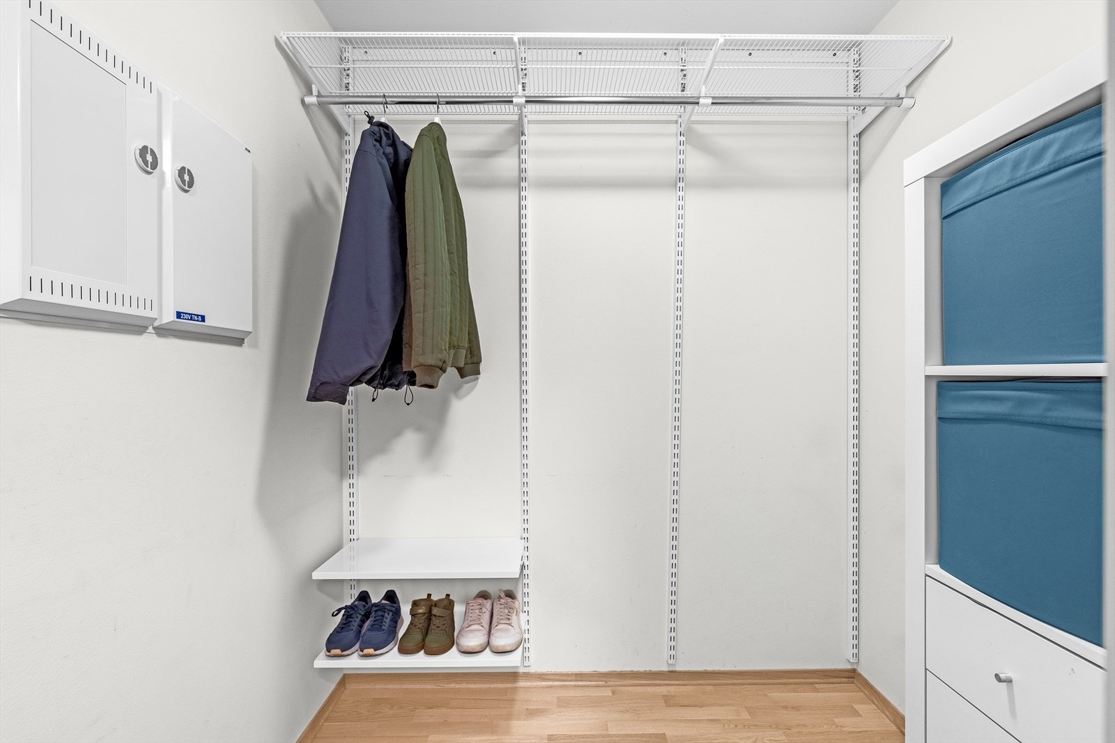 - Praktisk og stor garderobe hvor man kan henge fra seg yttertøy og sko - Galleribilde