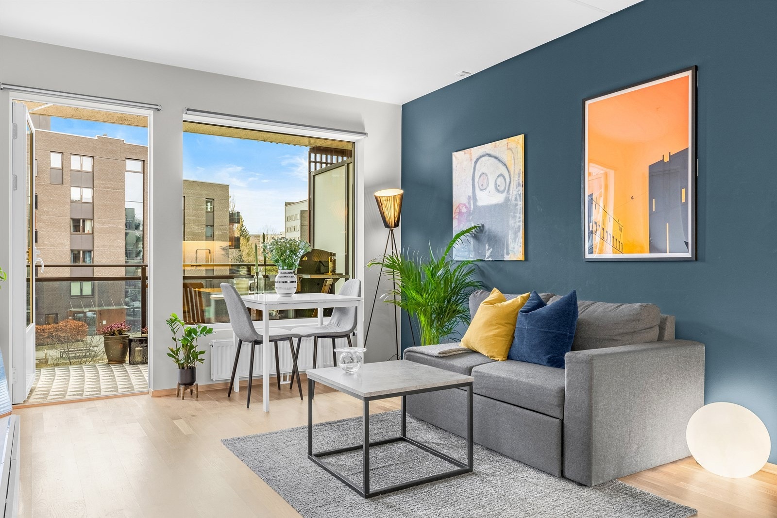 - Stue/spisestue i en åpen løsning, med utgang til hyggelig balkong - Galleribilde