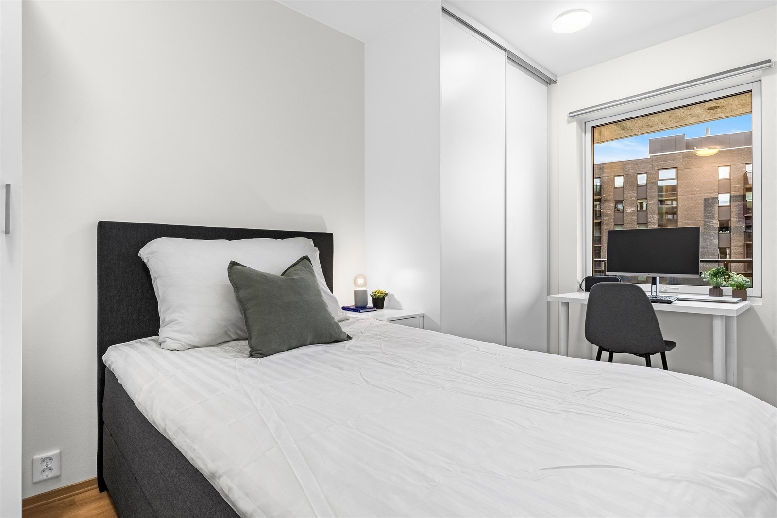 - Lyst soverom med plass til seng og nattbord - Galleribilde