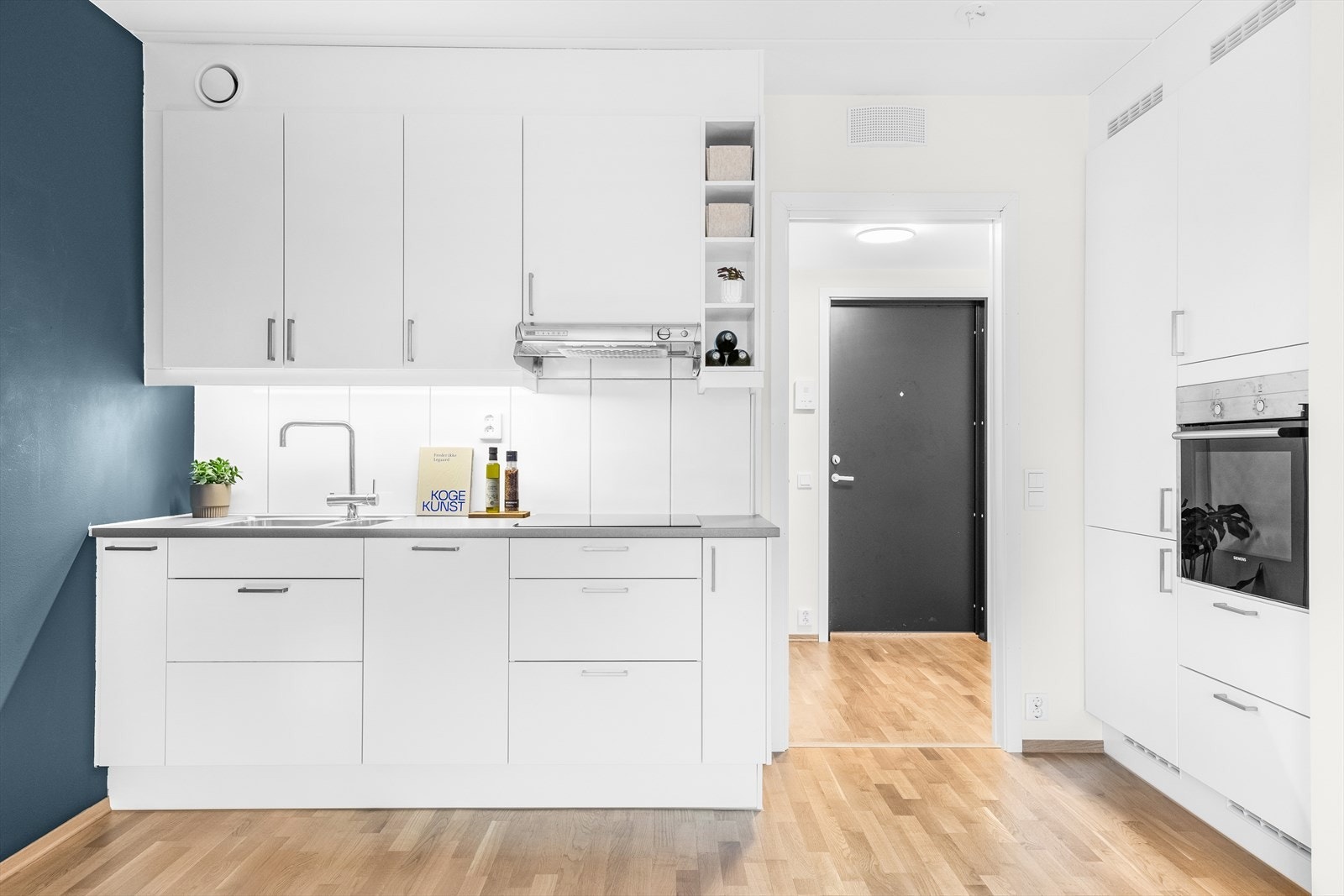 - Lyst og fint kjøkken med god oppbevaringsplass - Galleribilde
