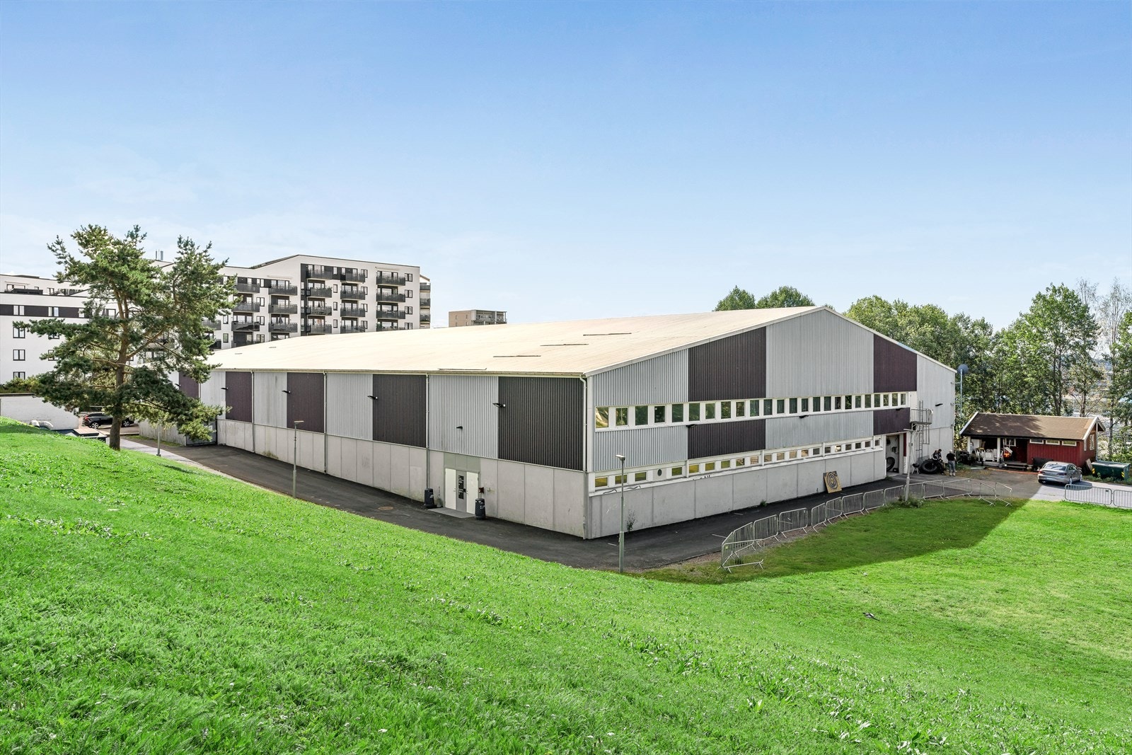 - Her har du kort vei til skøytebanen som ligger rett bak Spireaveien - Galleribilde