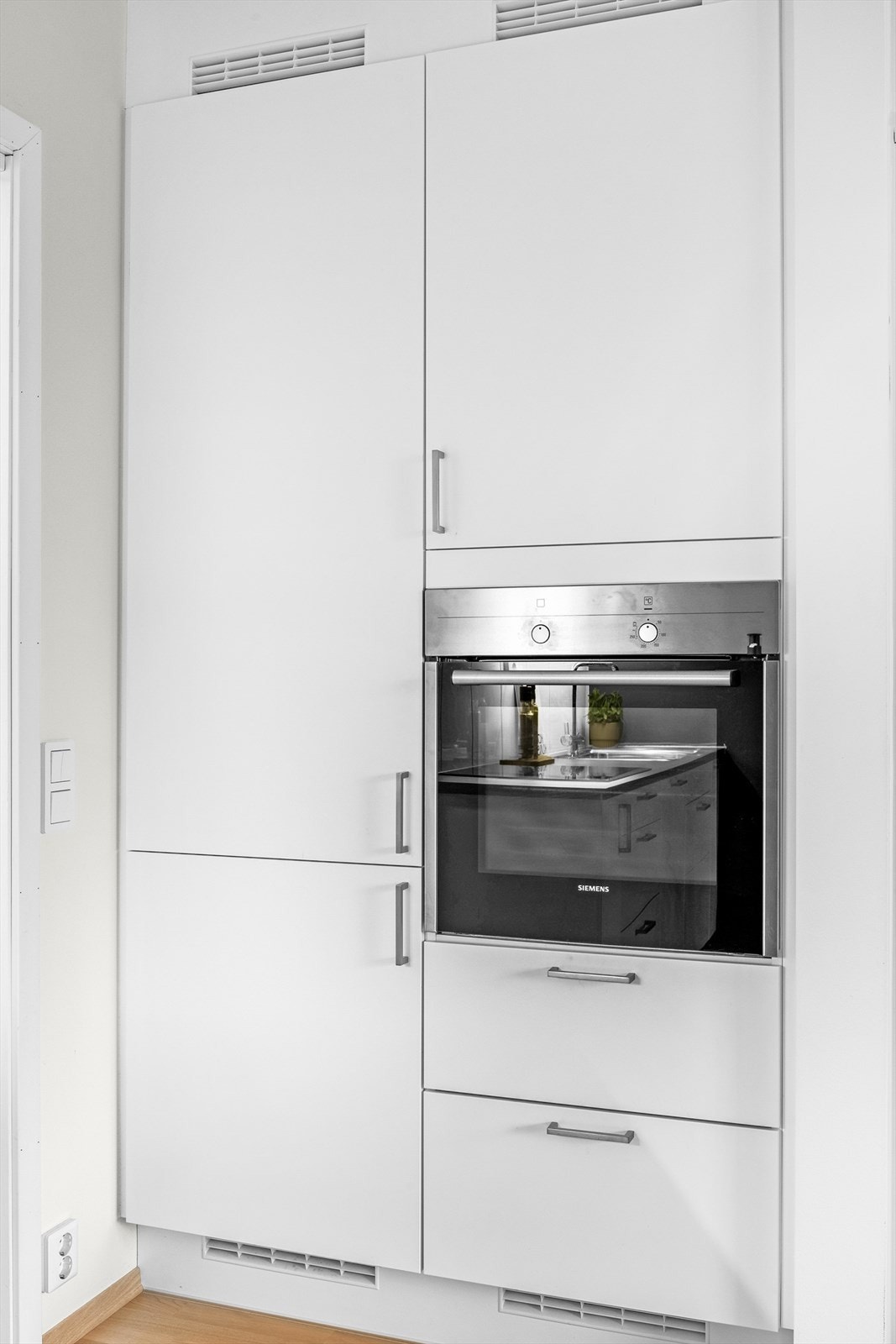 - Integrert kjøleslap/fryser og stekeovn - Galleribilde