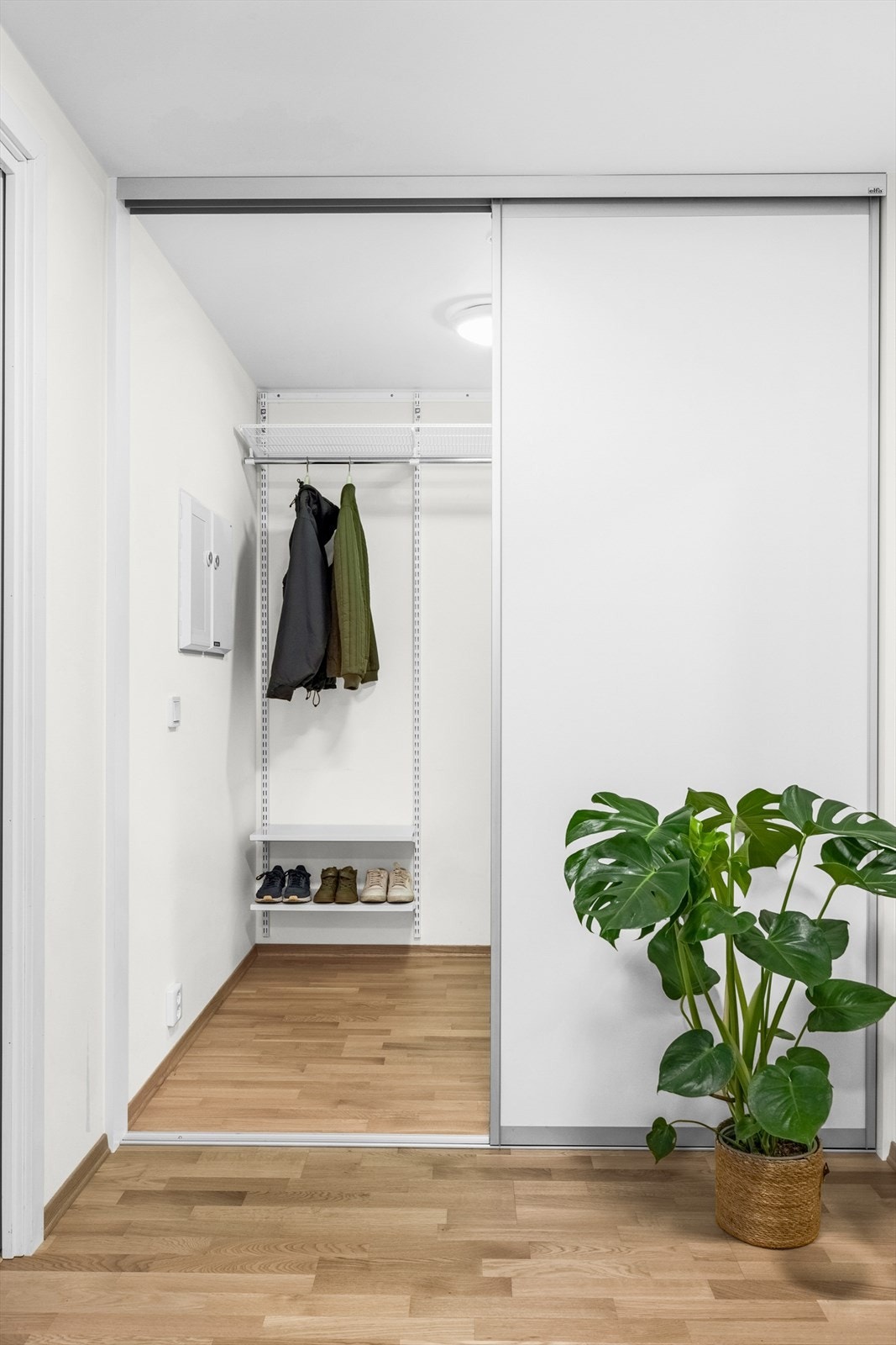 - Leiligheten har en lys og åpen entré som gir et umiddelbart godt førsteinntrykk. Her kan man enkelt henge fra seg yttertøy og sko i garderobeskapet - Galleribilde