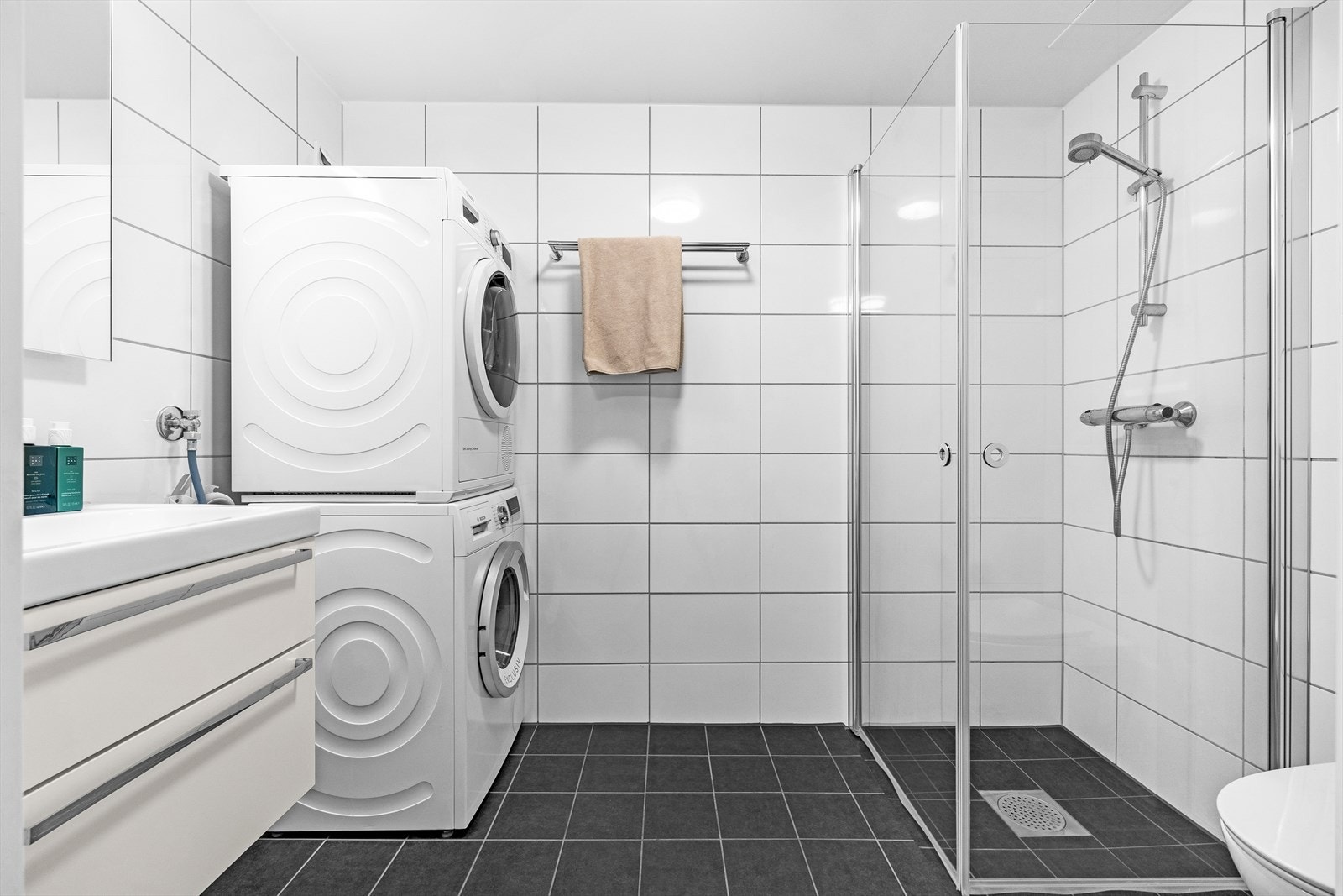 - Romslig og lyst flislagt baderom med elektrisk gulvvarme og opplegg for vaskemaskin - Galleribilde